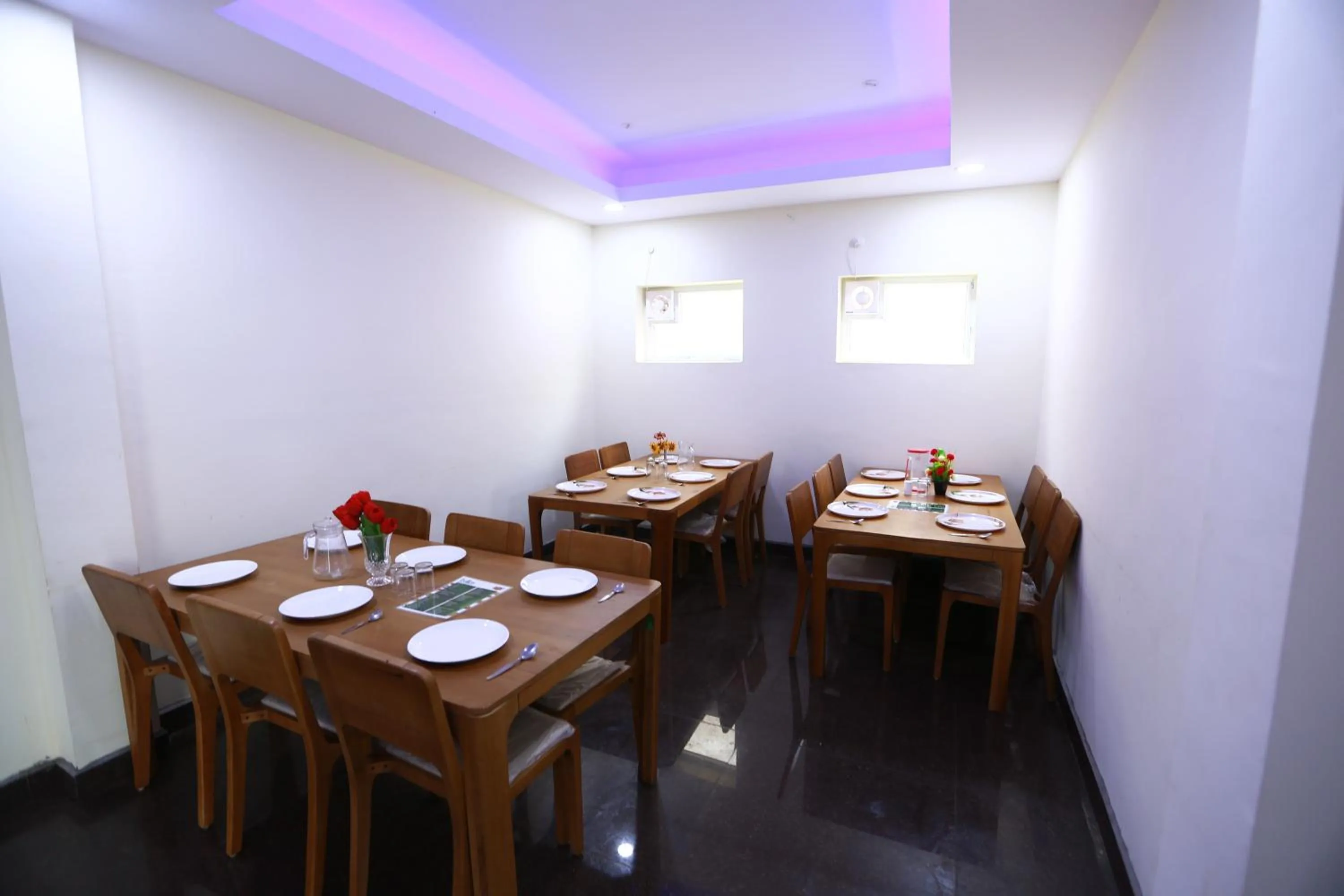 Restaurant/places to eat in Tulips Valley View Resorts