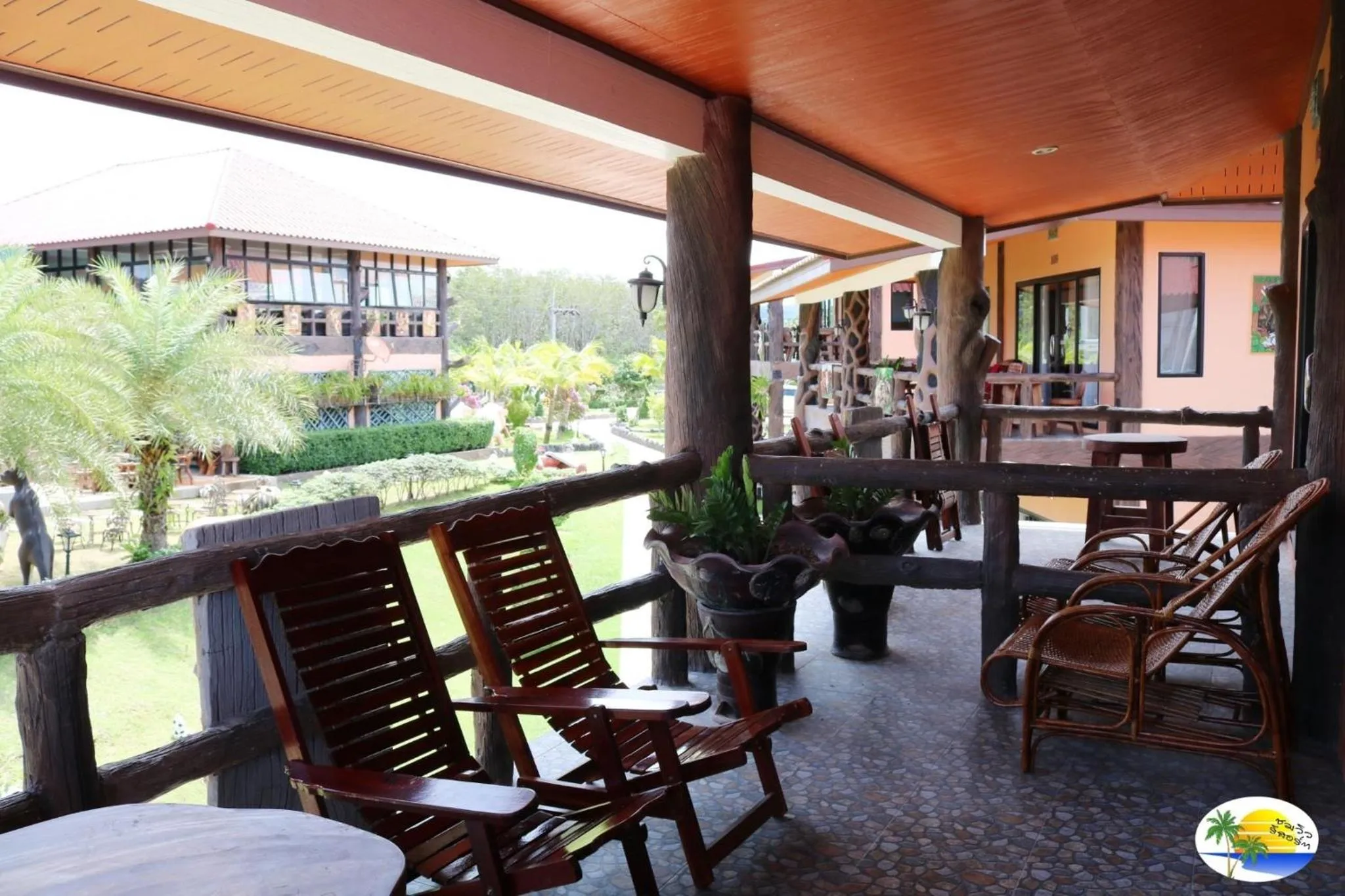 Restaurant/places to eat in Chomview Resort