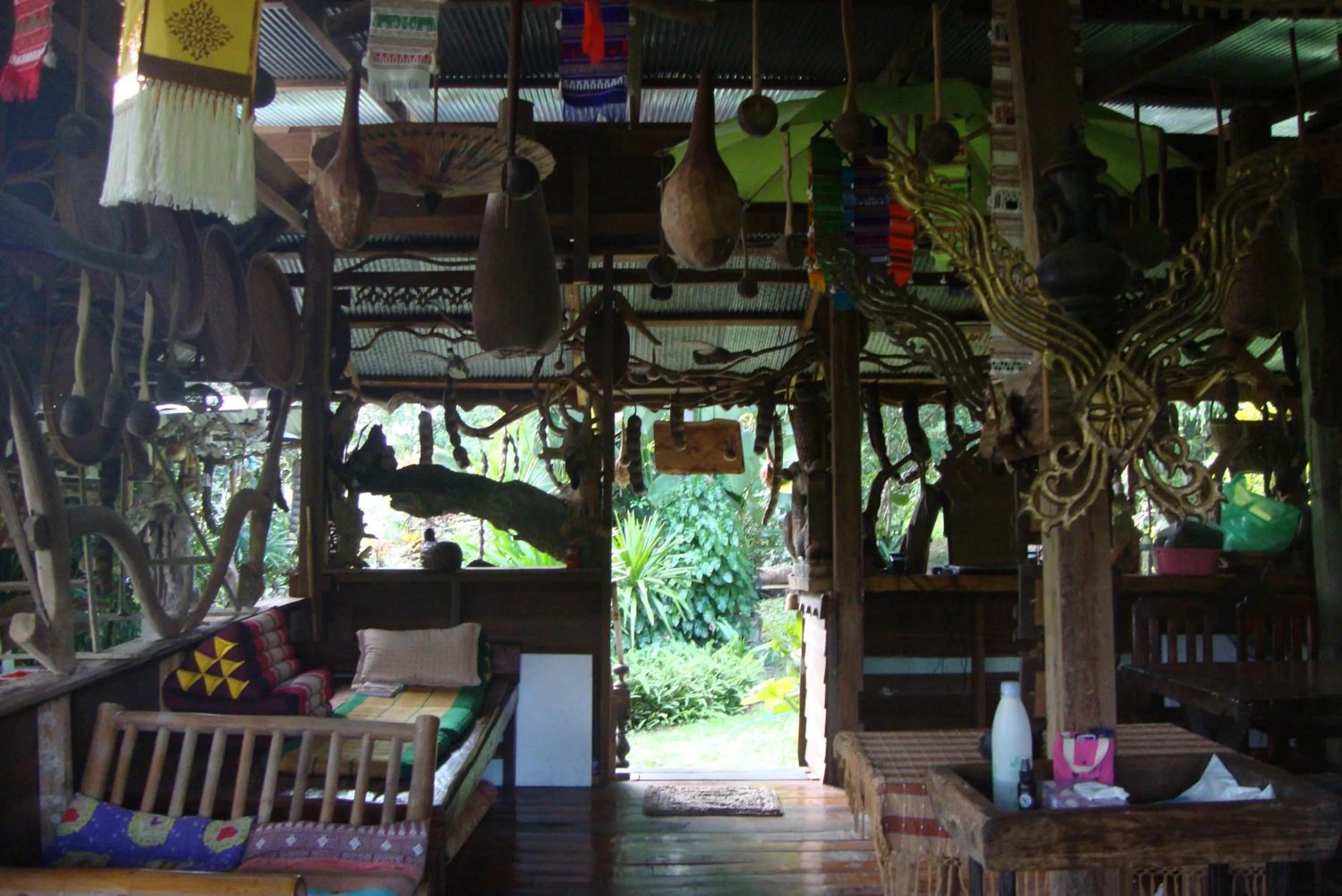 Library in Baan Suan Jantra Home Stay