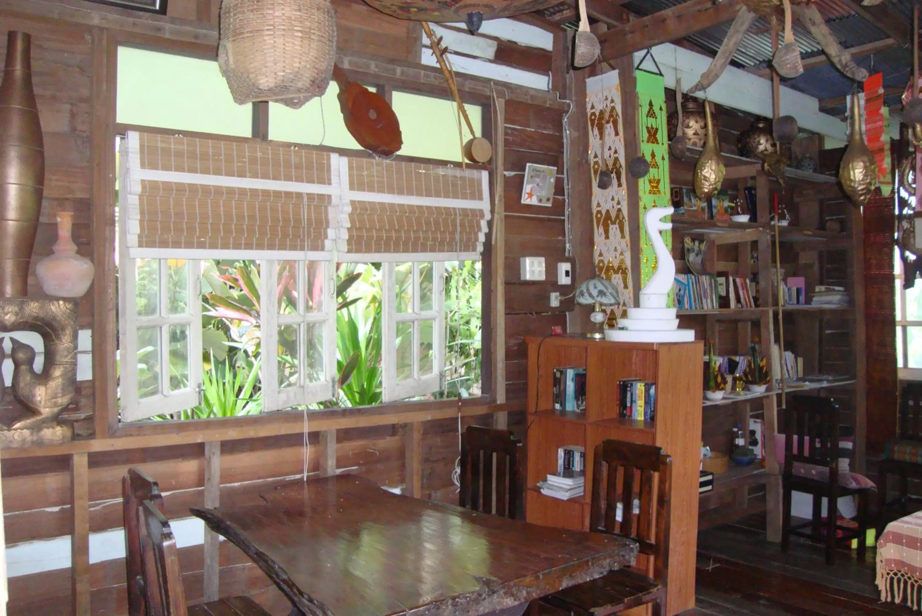 Library in Baan Suan Jantra Home Stay