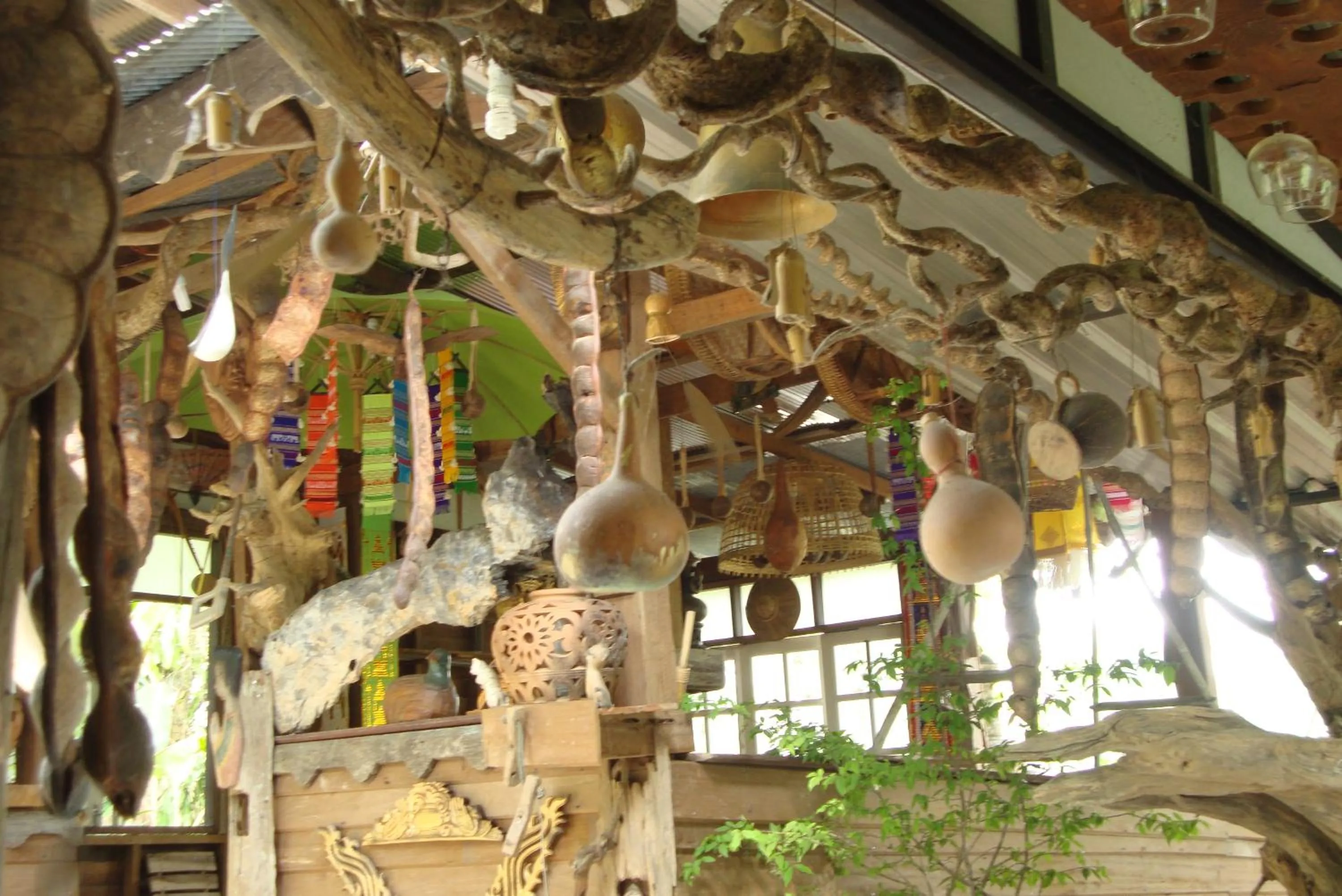 Library in Baan Suan Jantra Home Stay