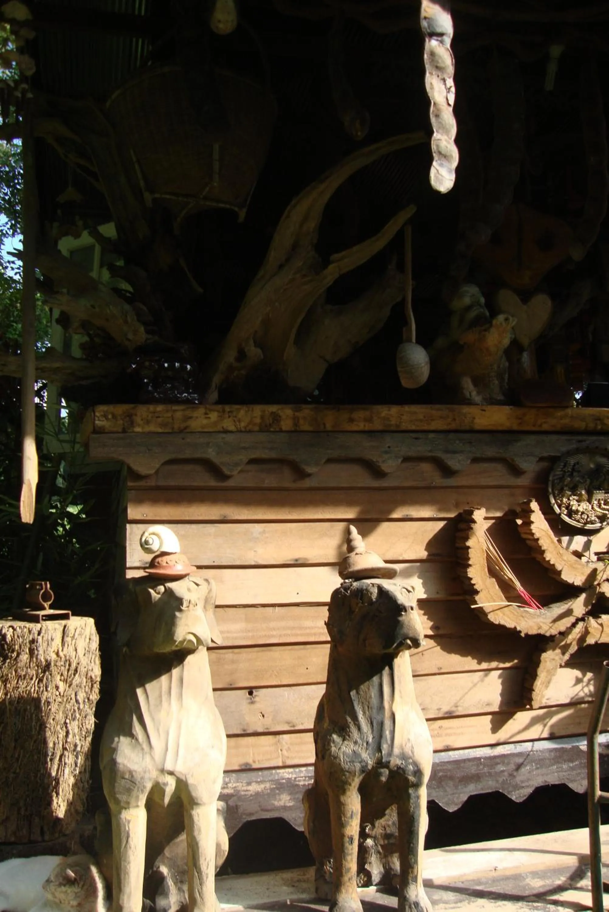 Library in Baan Suan Jantra Home Stay