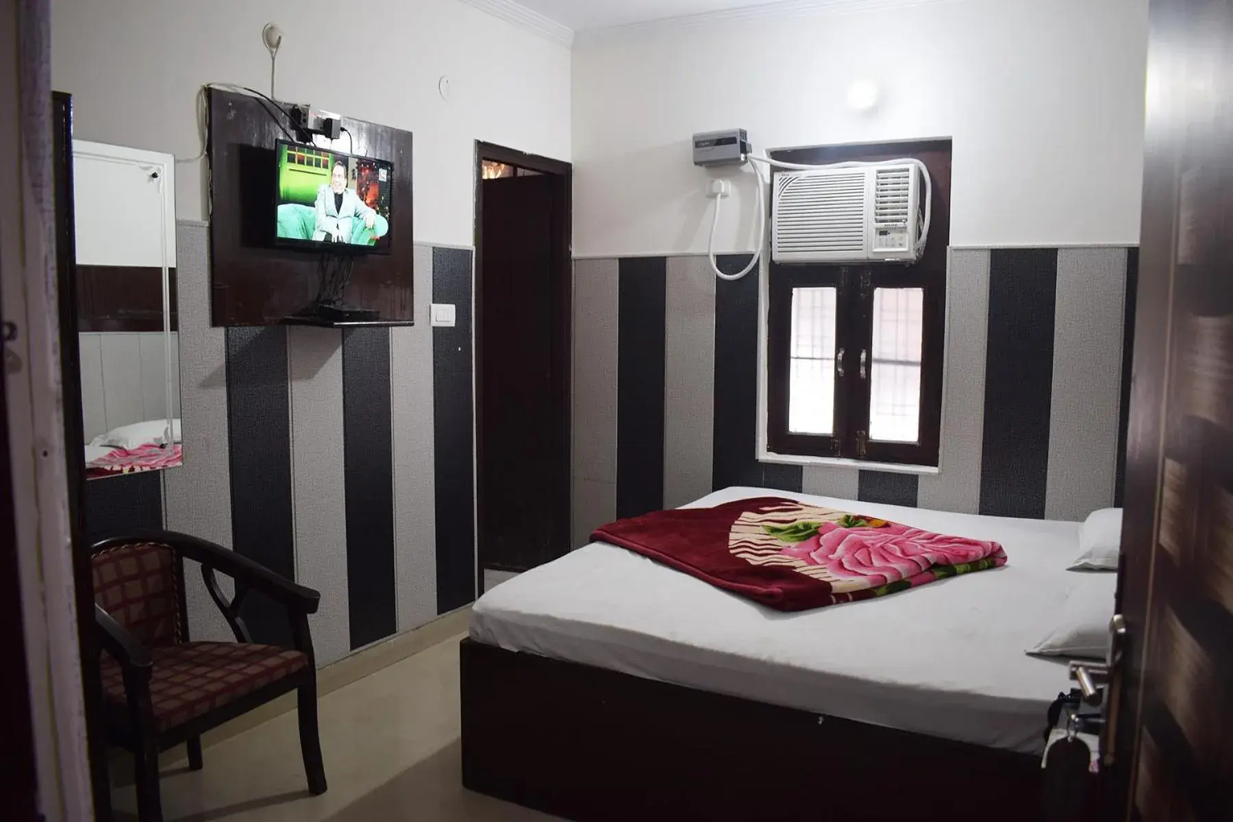 Deluxe Double Room in Hotel Thakur Ji Deluxe Double Room in Hotel Thakur Ji