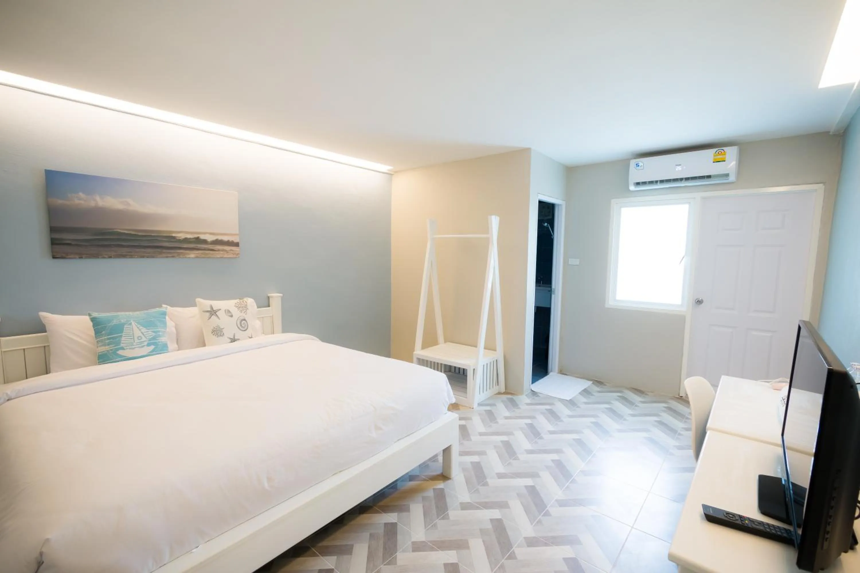 Photo of the whole room, Bed in THE HABITAT Koh Chang - VJ Island View