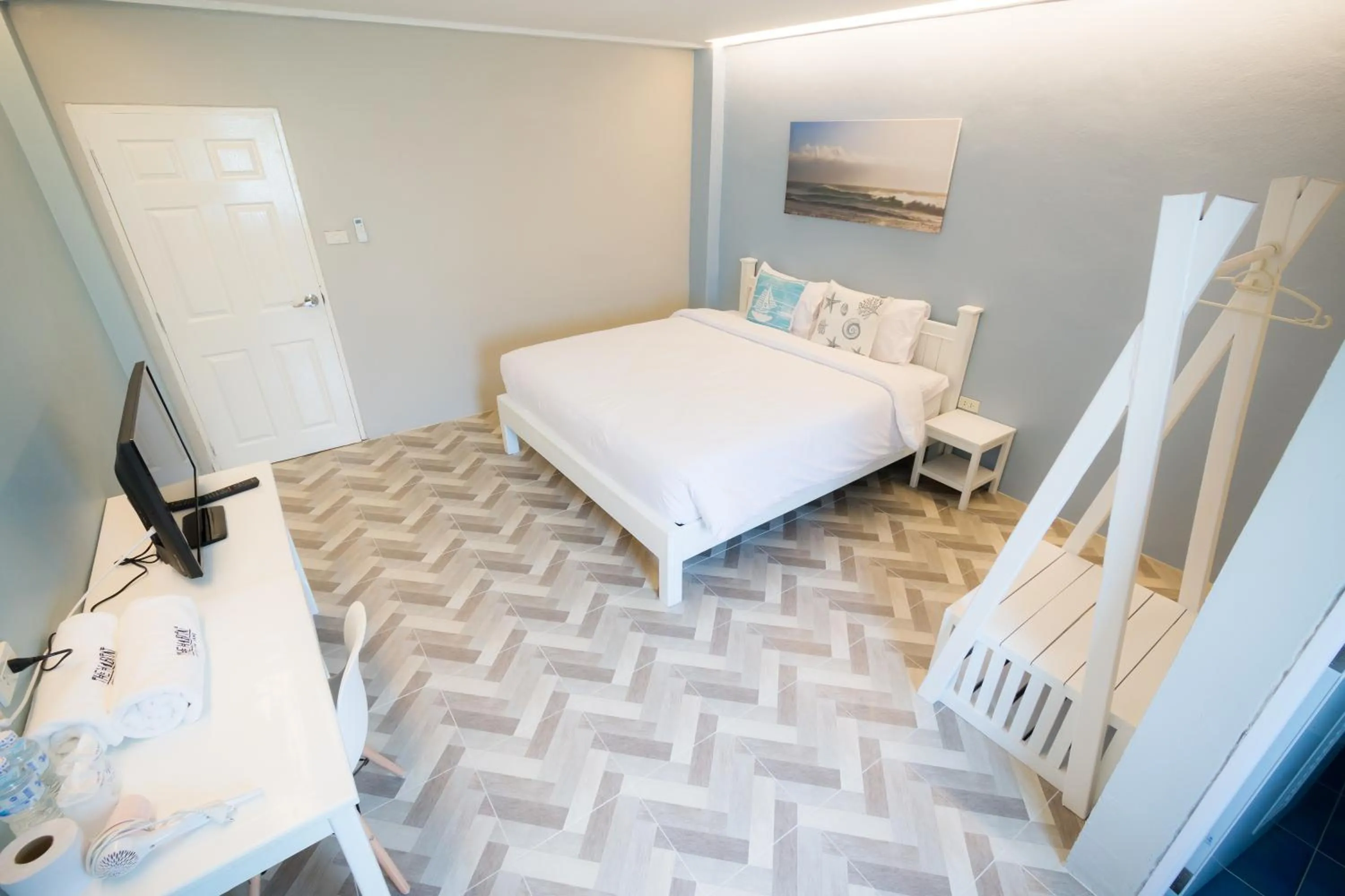 Photo of the whole room, Bed in THE HABITAT Koh Chang - VJ Island View