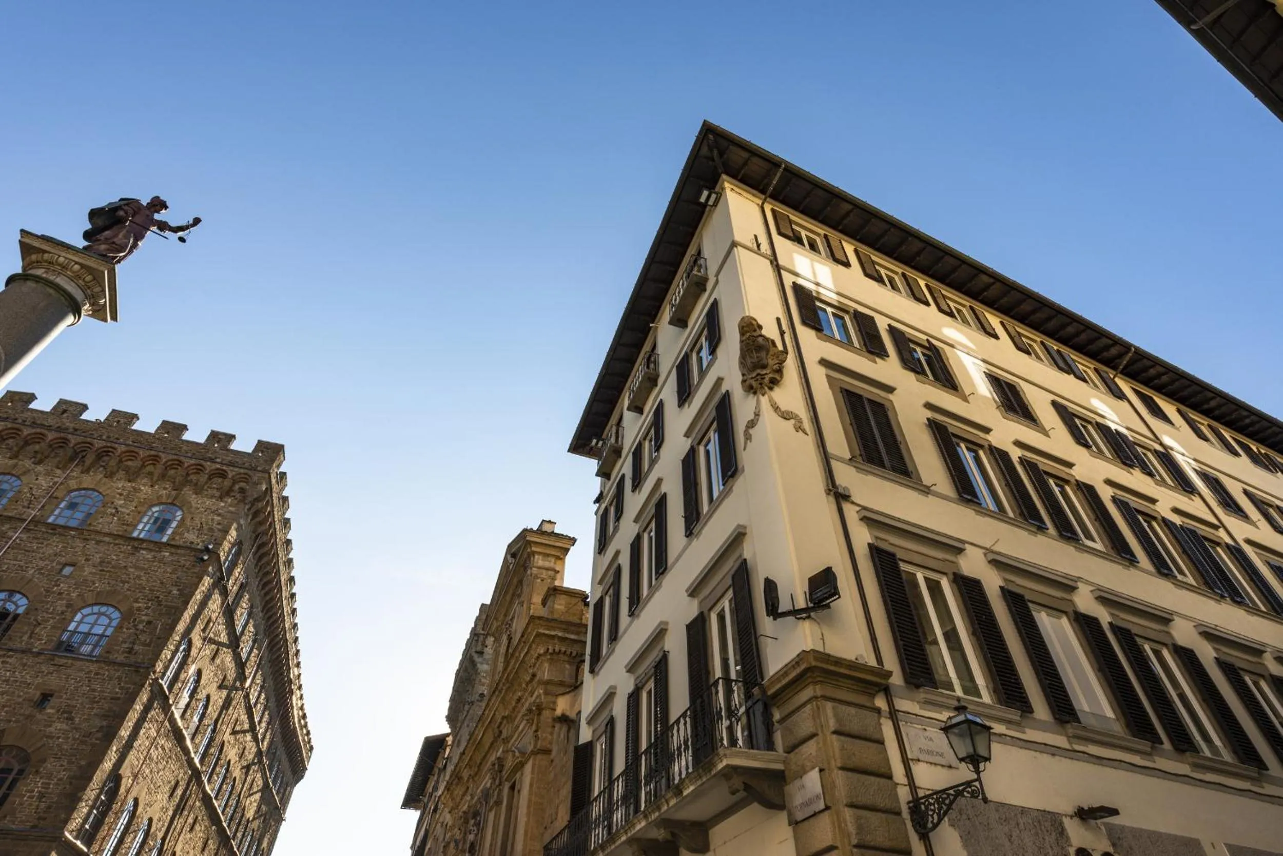 Property building in Parione Uno