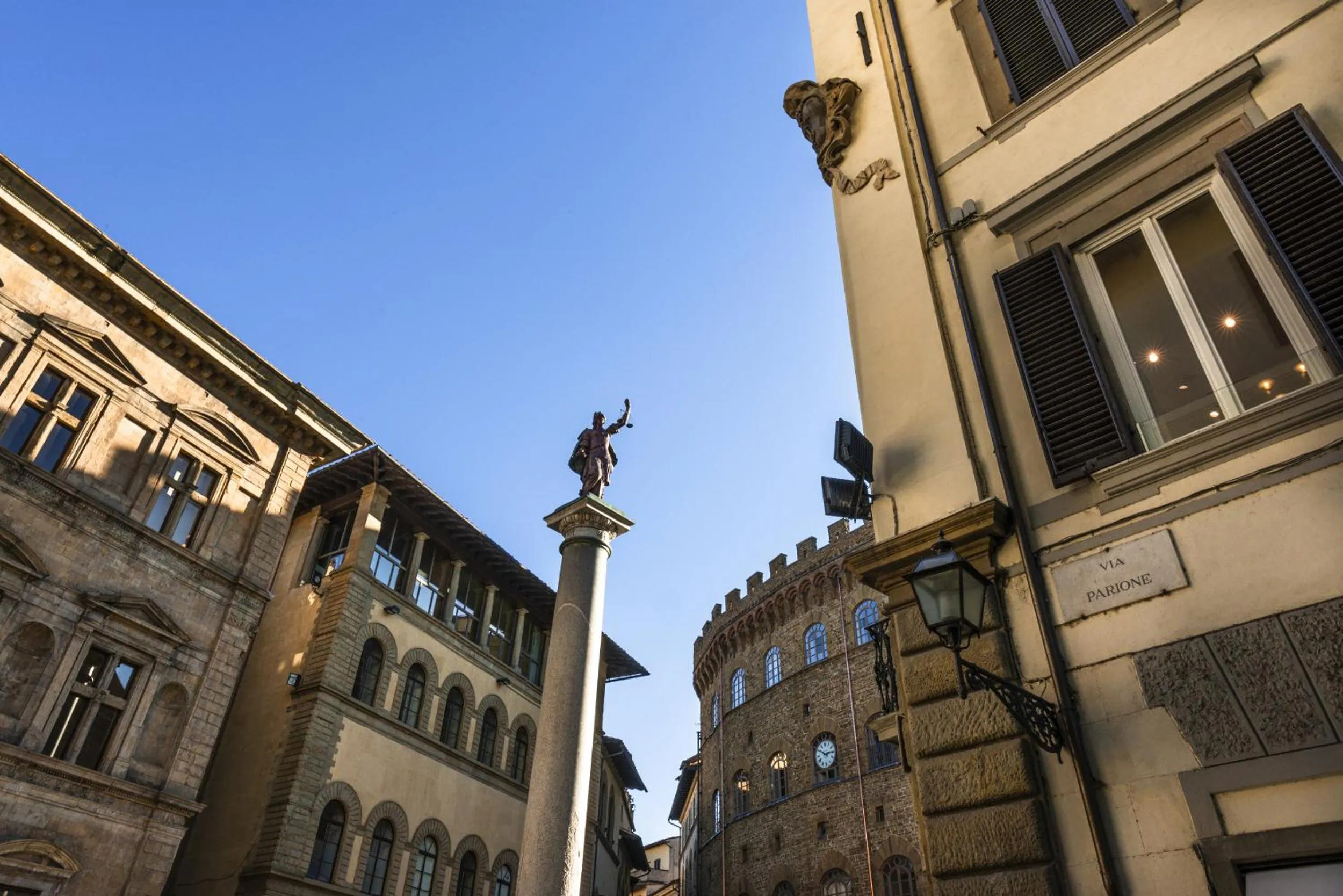 Property building in Parione Uno