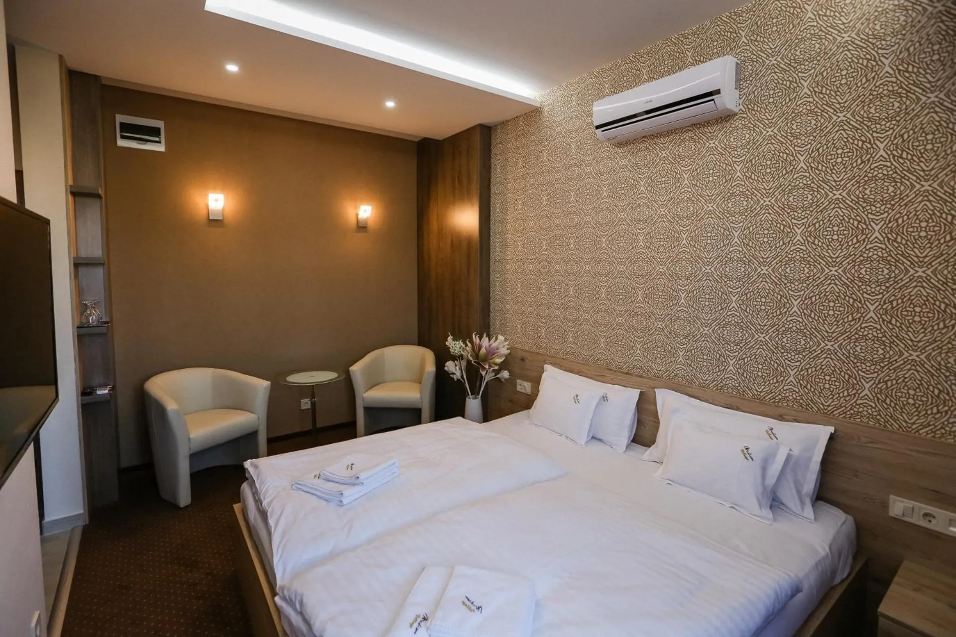 Bed in Madison Village