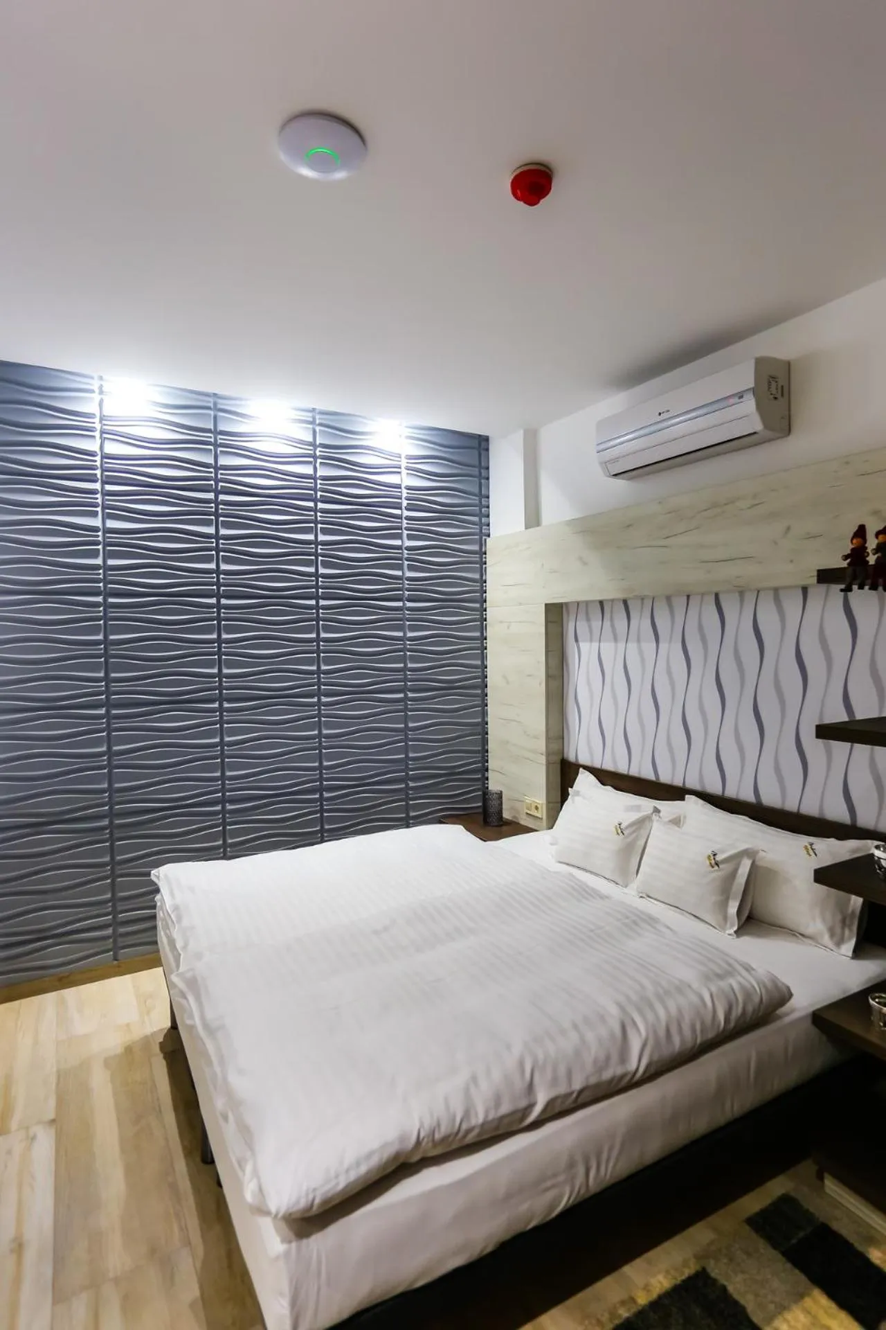 Bed in Madison Village