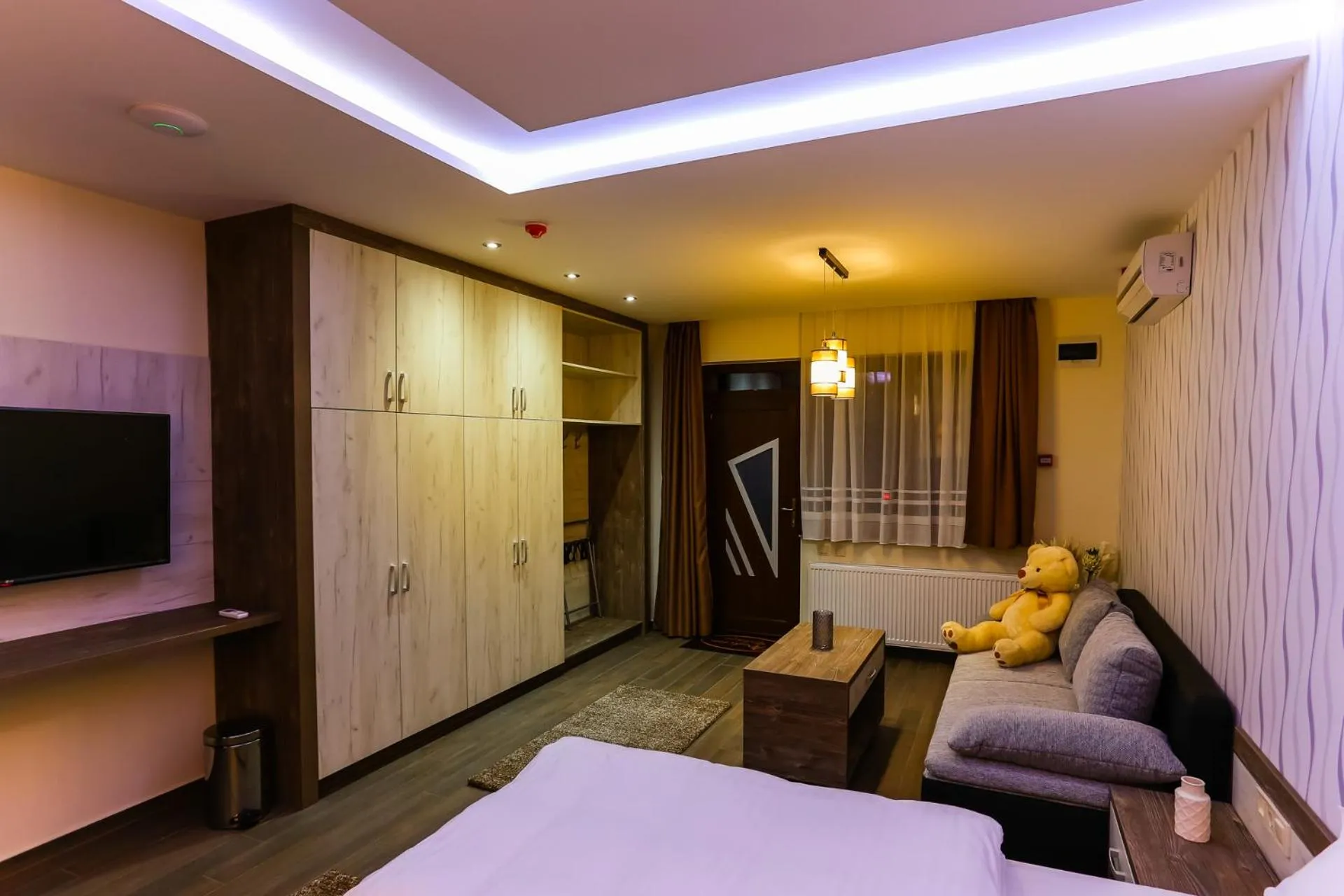 Bed in Madison Village