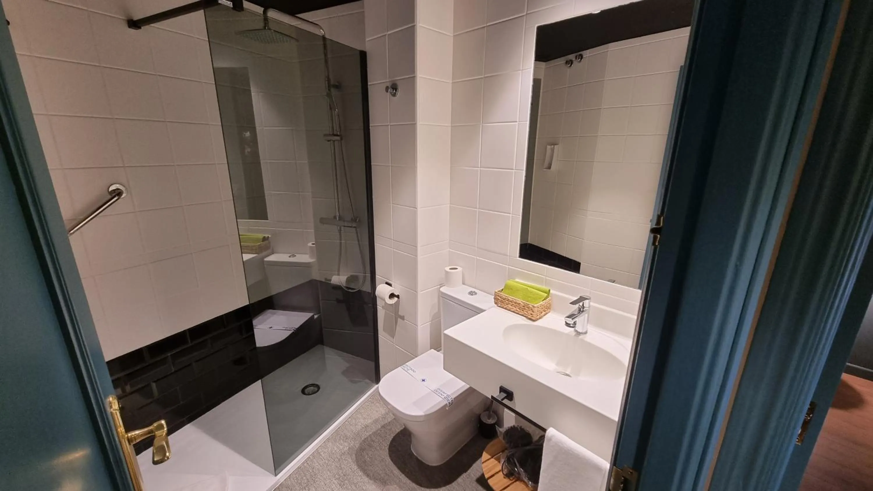 Shower in Apartamentos LCR Boutique, LCR Suites y LCR Los Valles