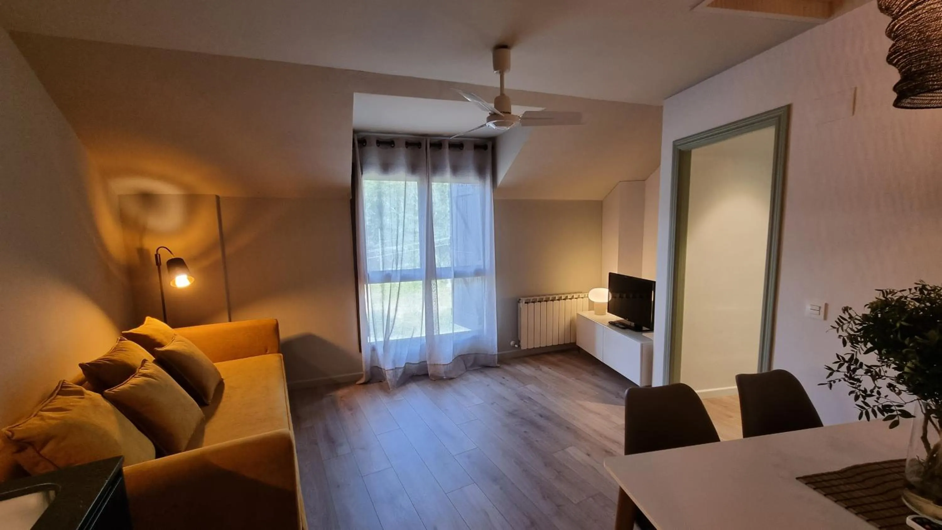 TV and multimedia, Bed in Apartamentos LCR Boutique, LCR Suites y LCR Los Valles