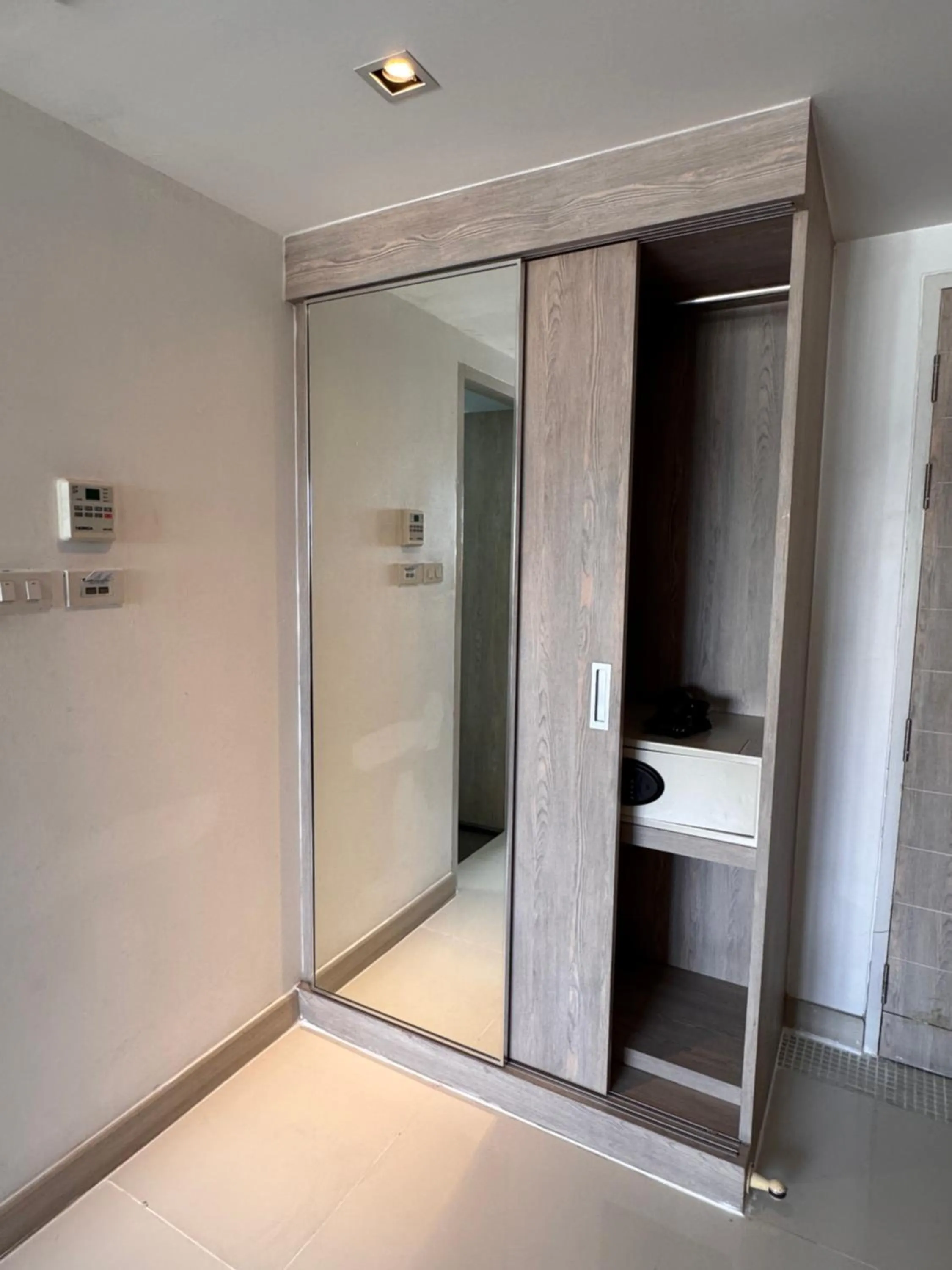 wardrobe in Methavalai Residence Hotel