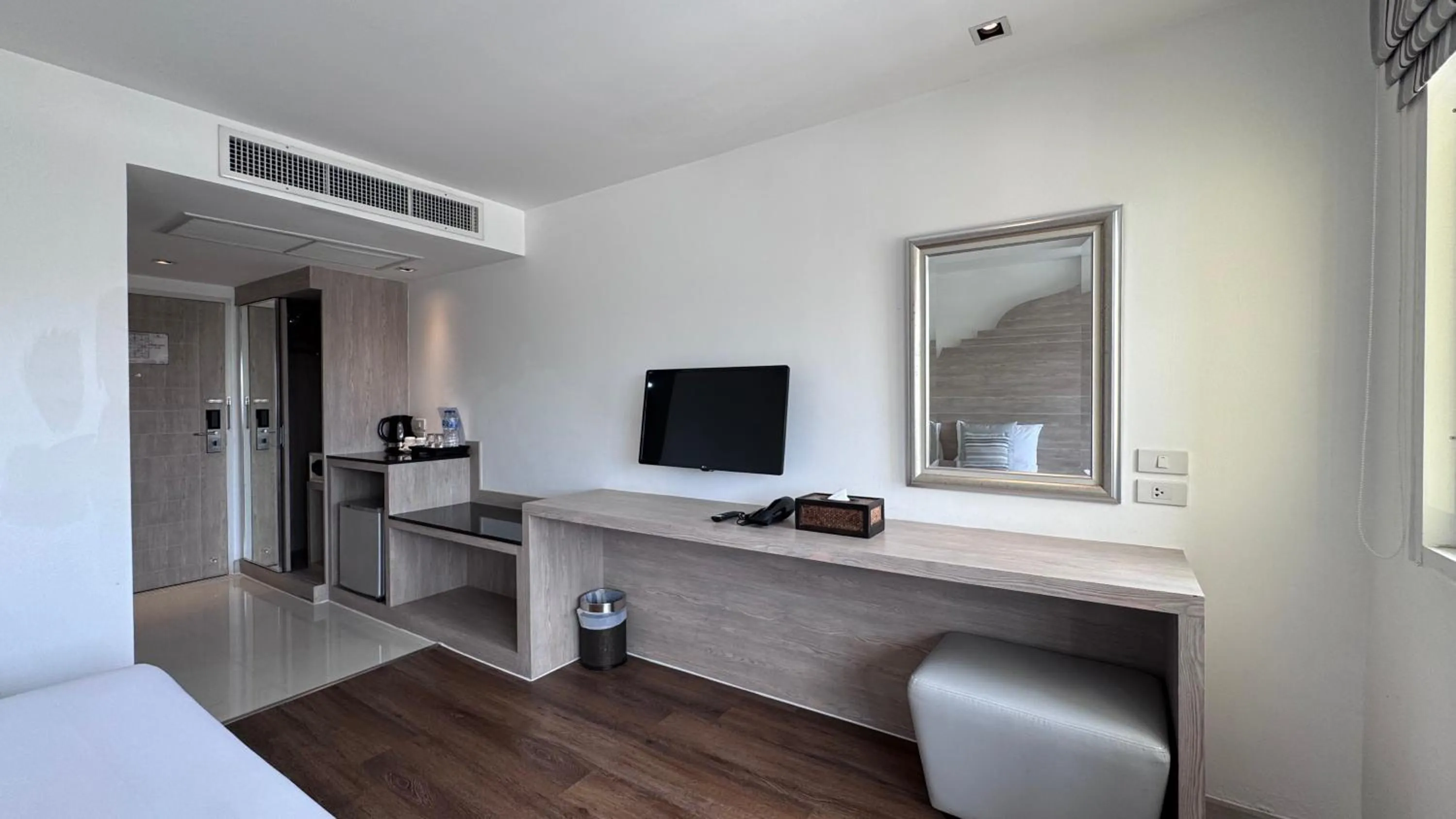 TV and multimedia, Bed in Methavalai Residence Hotel