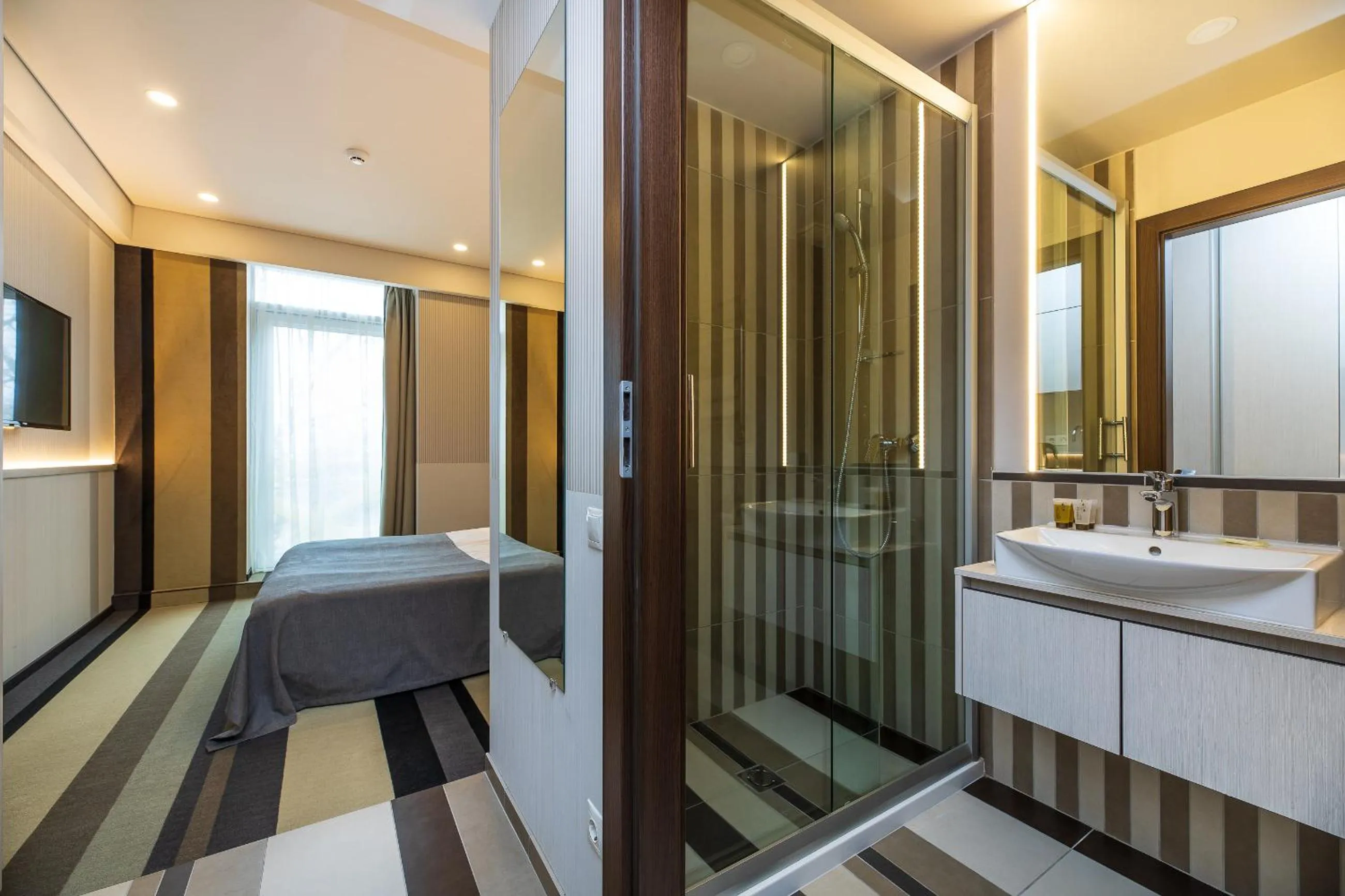 Shower, Bed in Grand Baltic Dunes Hotel & SPA