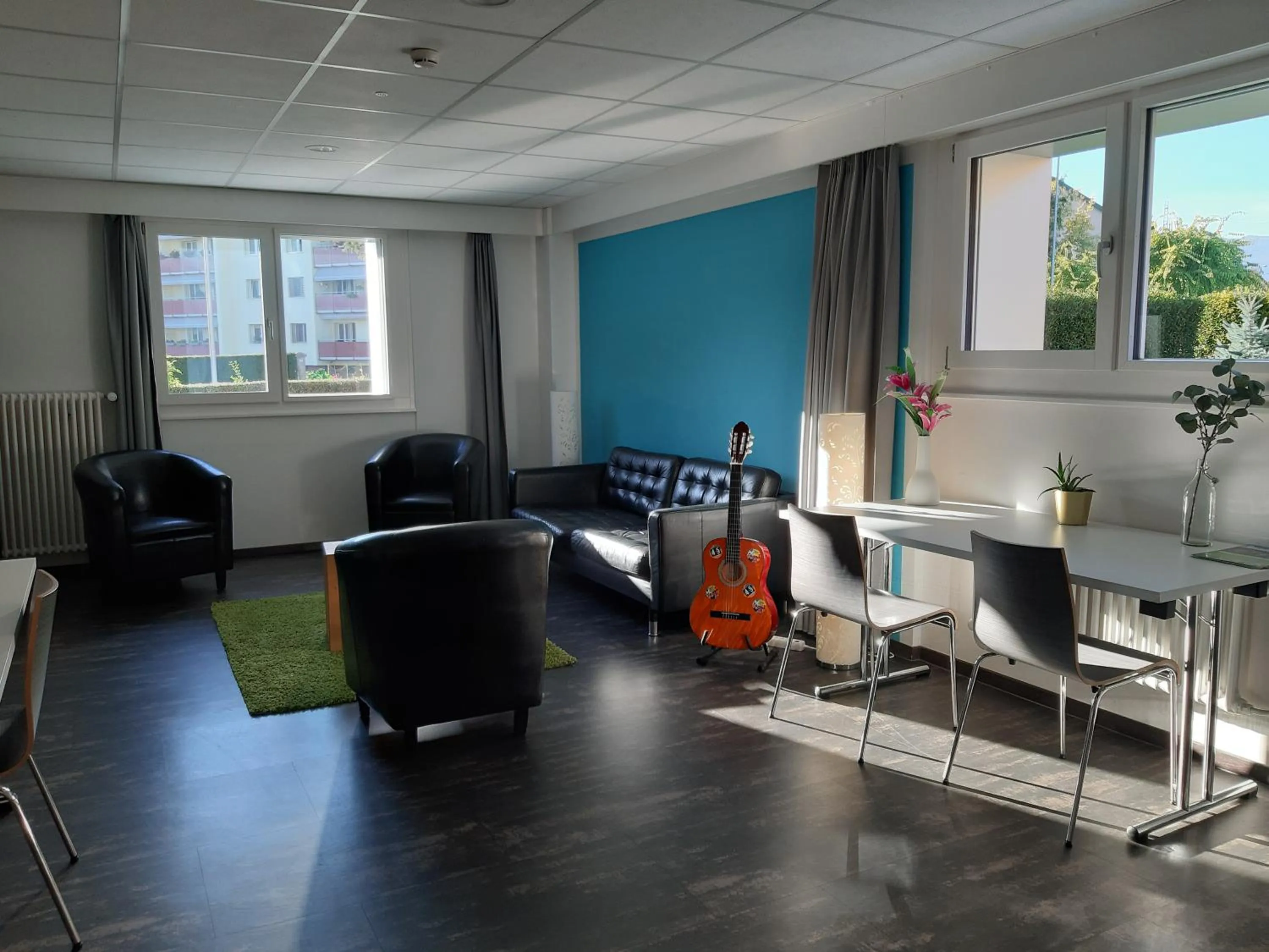 Communal lounge/ TV room in Nyon Hostel