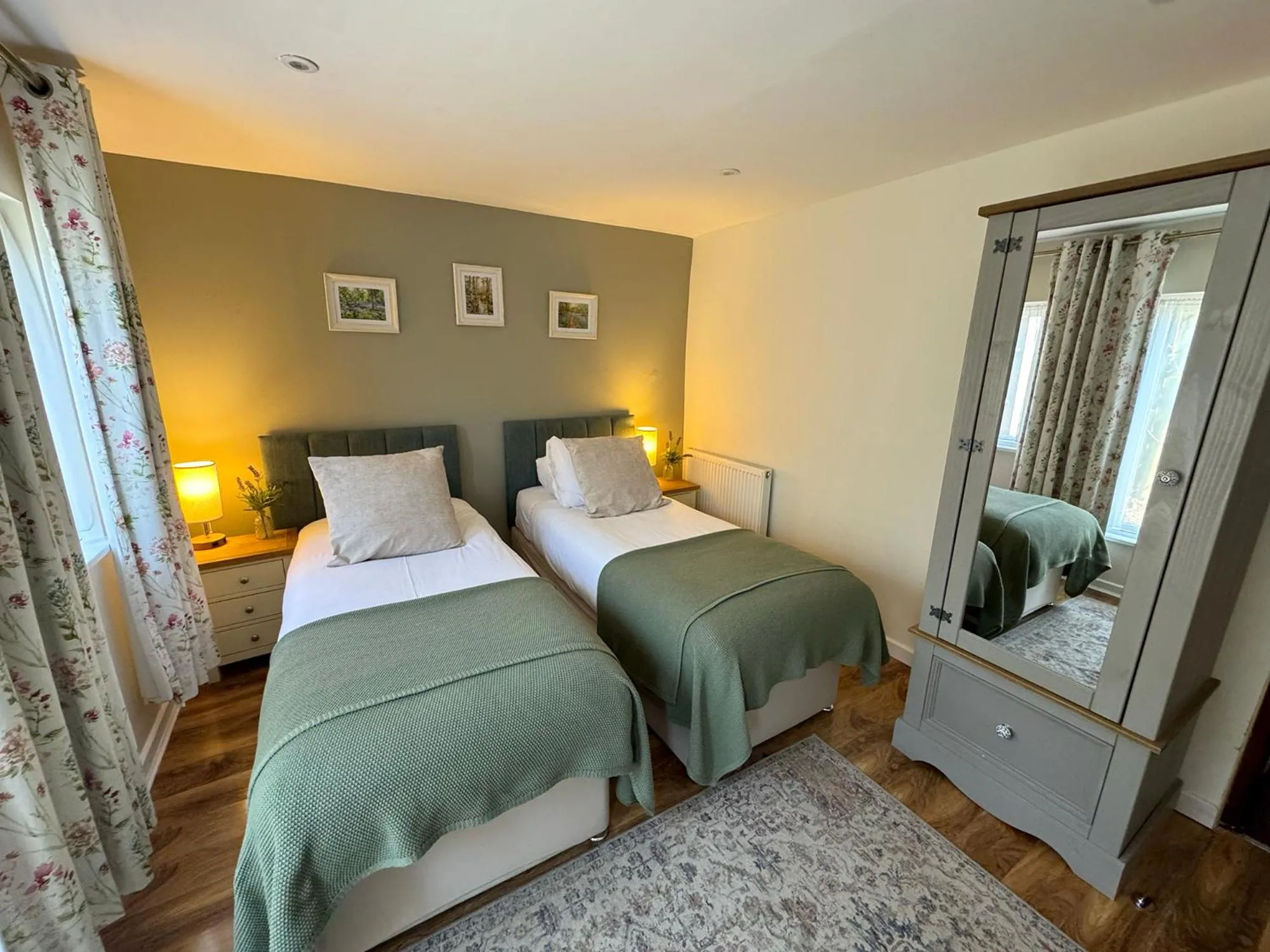 Bed in Thatched Cottage Hotel