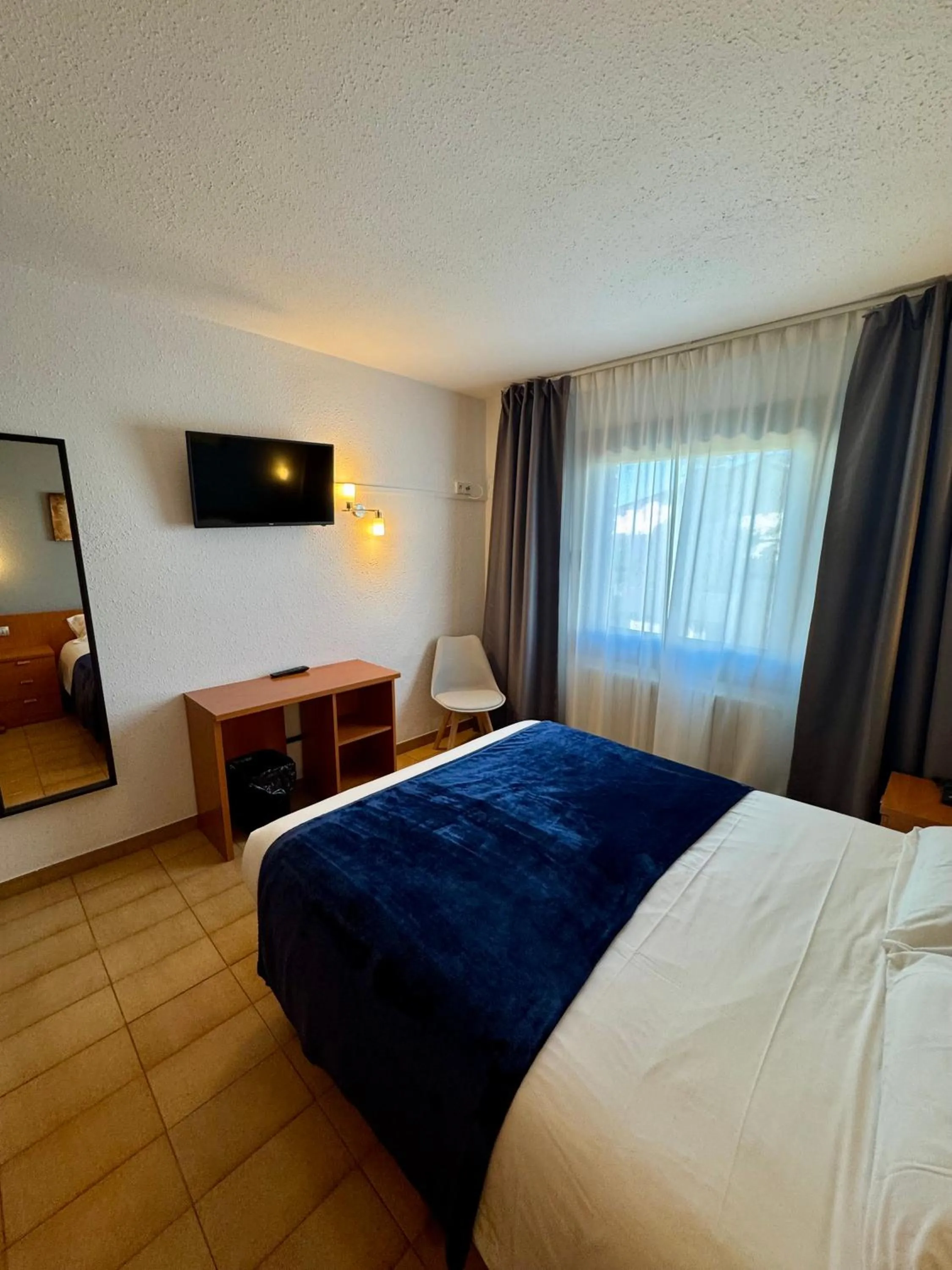 Communal lounge/ TV room, Bed in Hotel Casado