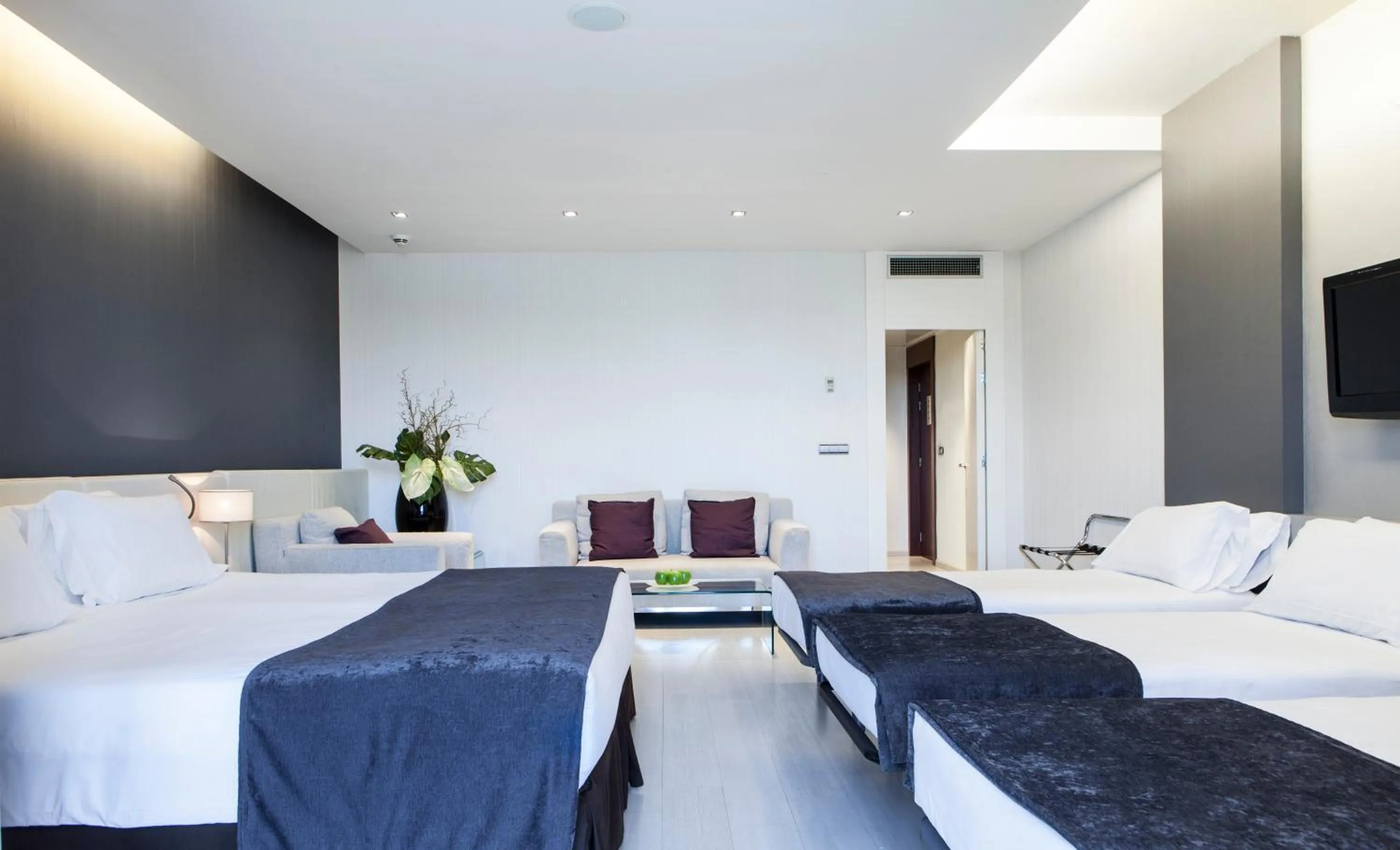 Photo of the whole room, Bed in Hotel Diagonal Plaza