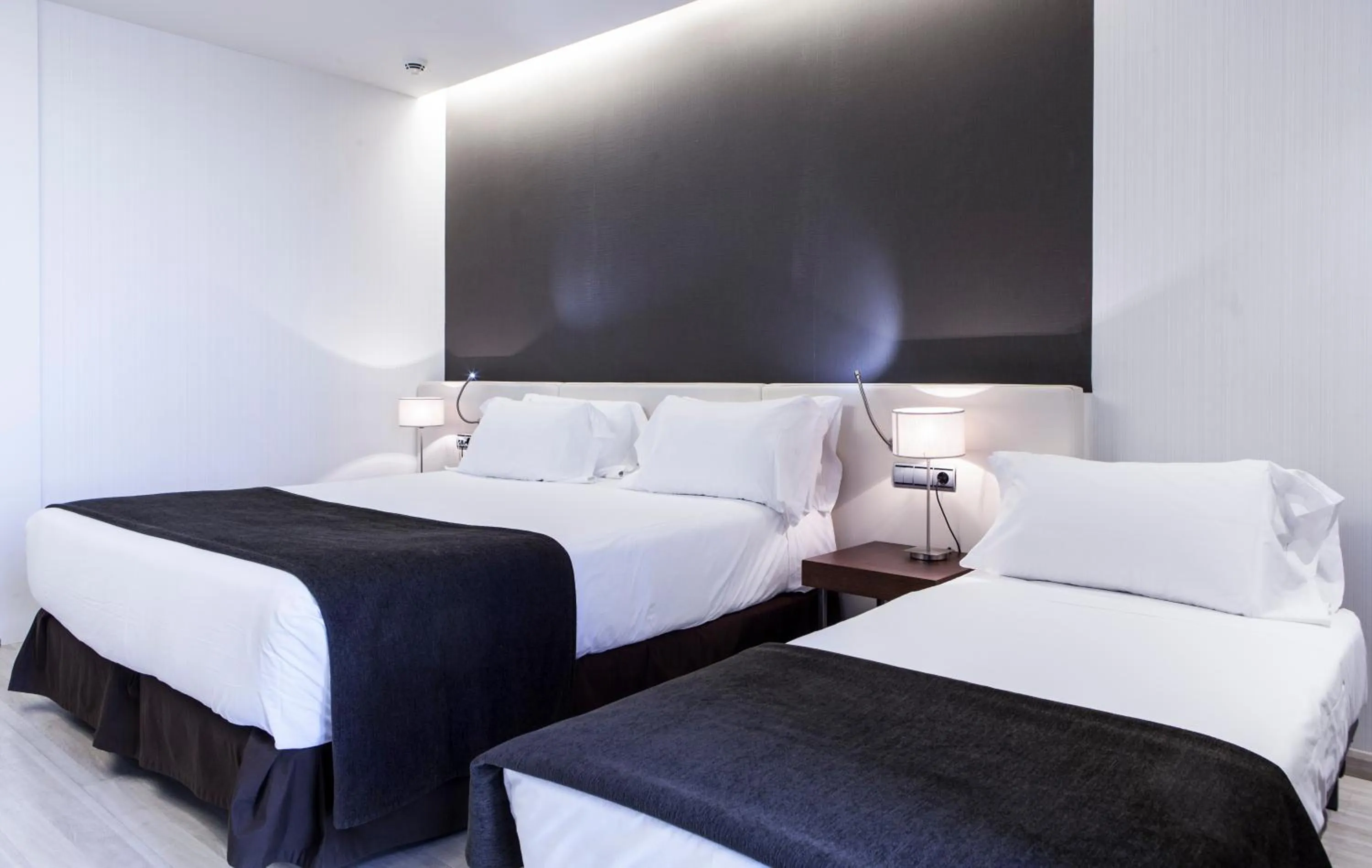 Photo of the whole room, Bed in Hotel Diagonal Plaza