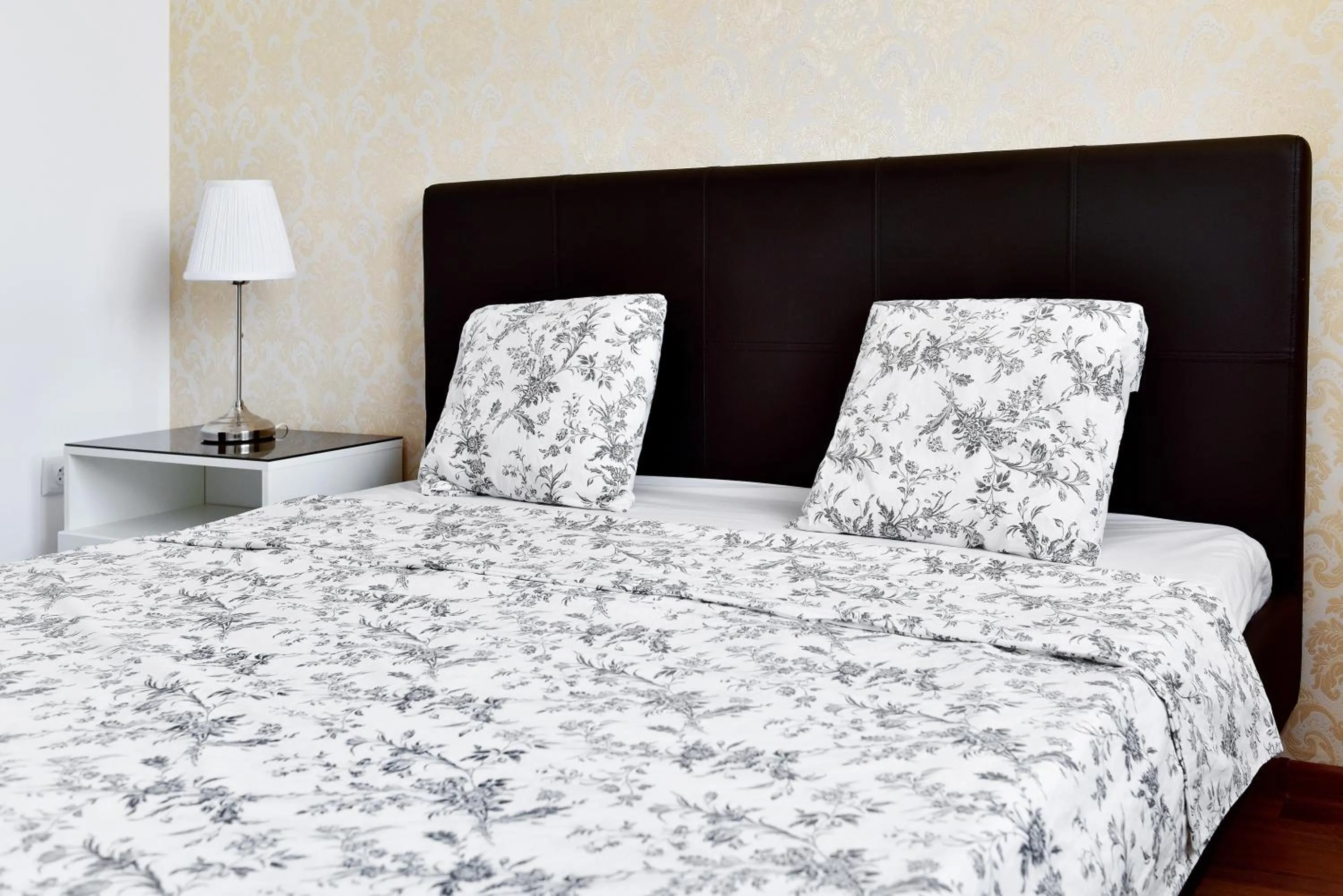 Property building, Bed in Palace Central Suites
