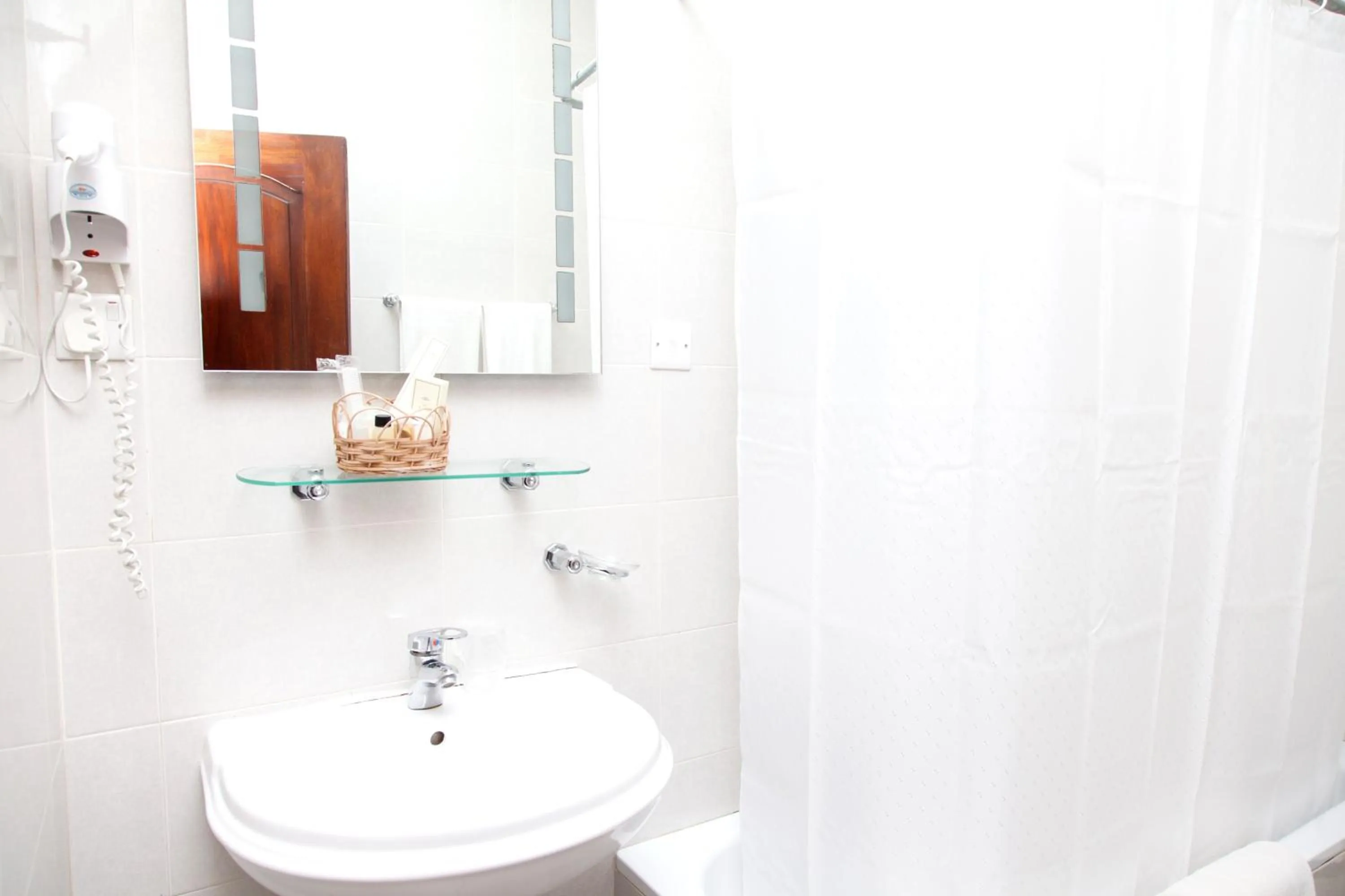 Bathroom in Mahogany Lodge, Cantonments