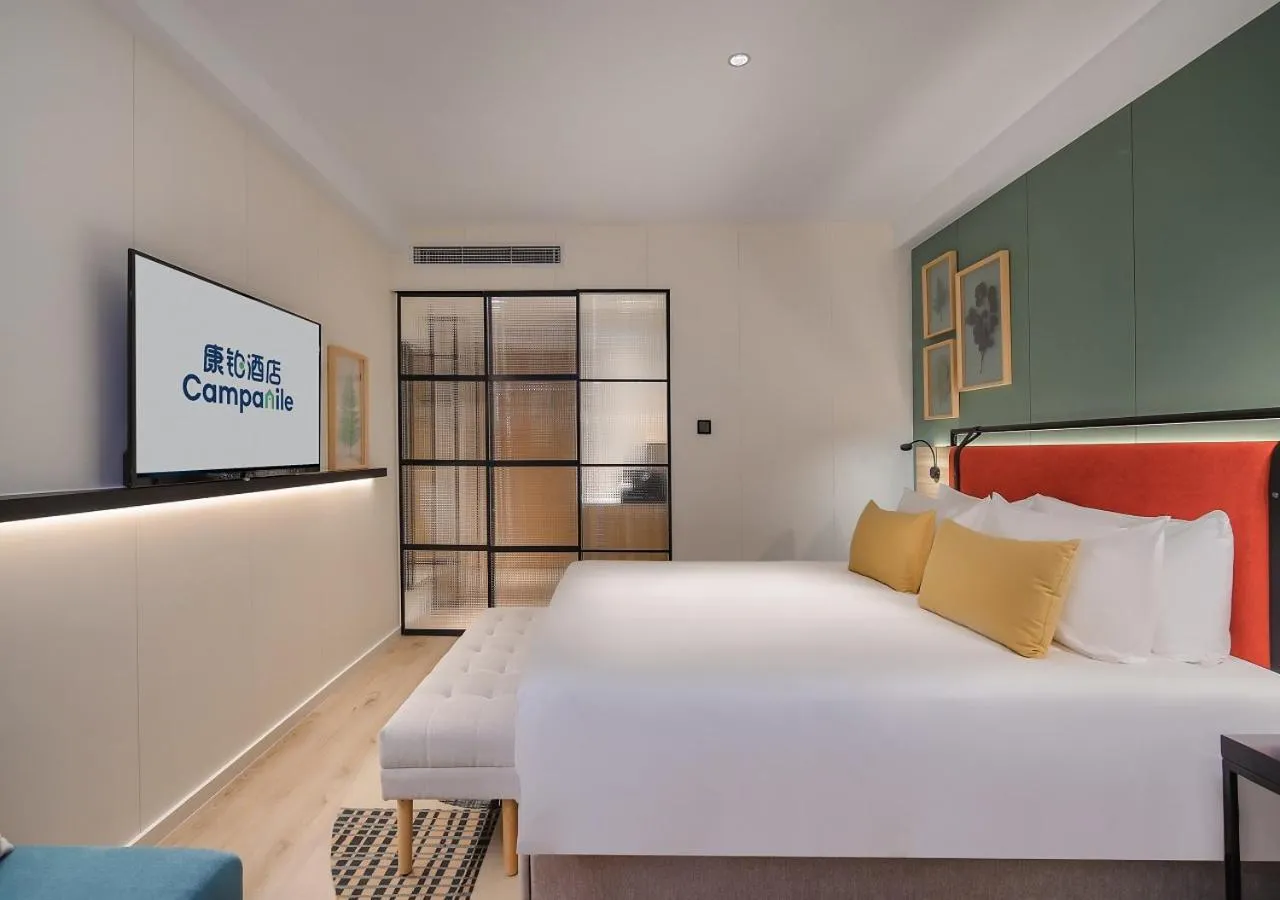 Photo of the whole room, Bed in Campanile Shanghai Bund Hotel