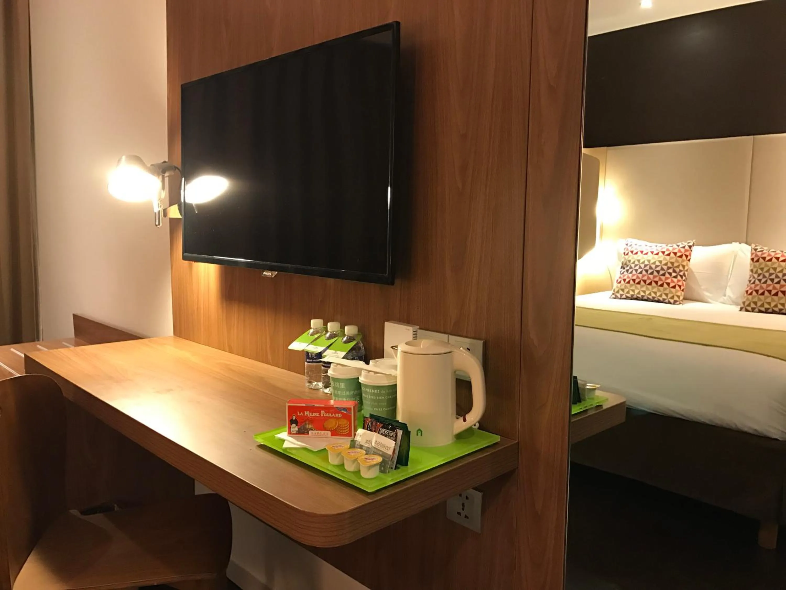 Seating area, Bed in Campanile Shanghai Bund Hotel