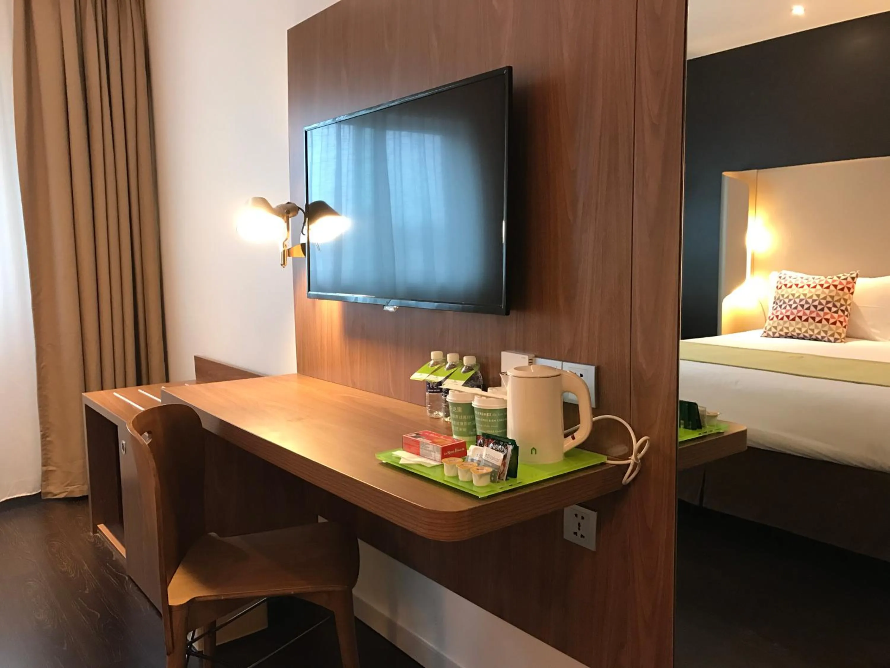 TV and multimedia, Bed in Campanile Shanghai Bund Hotel