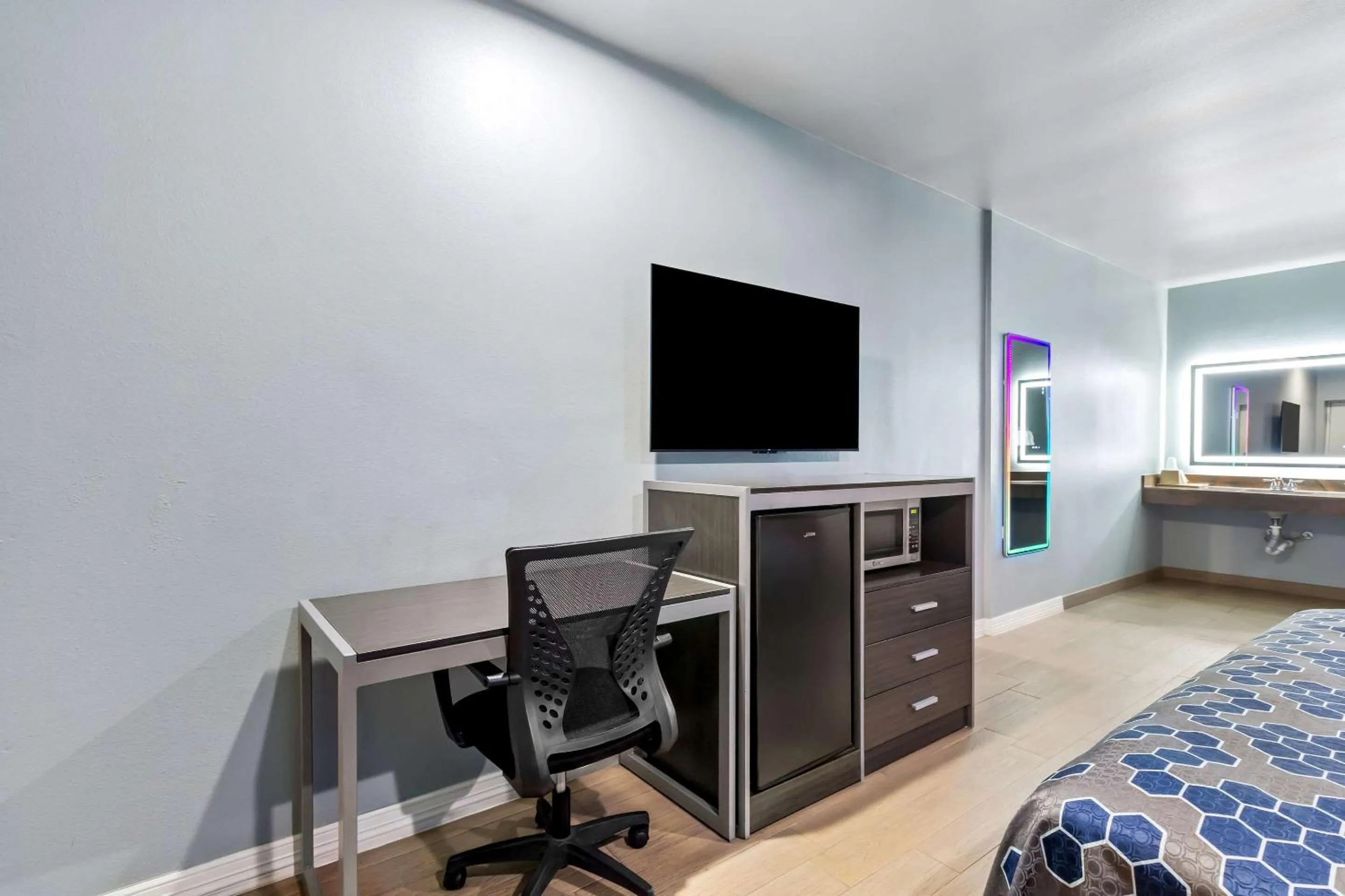 Bedroom, Bed in Econo Lodge Inn & Suites Channelview - Houston East