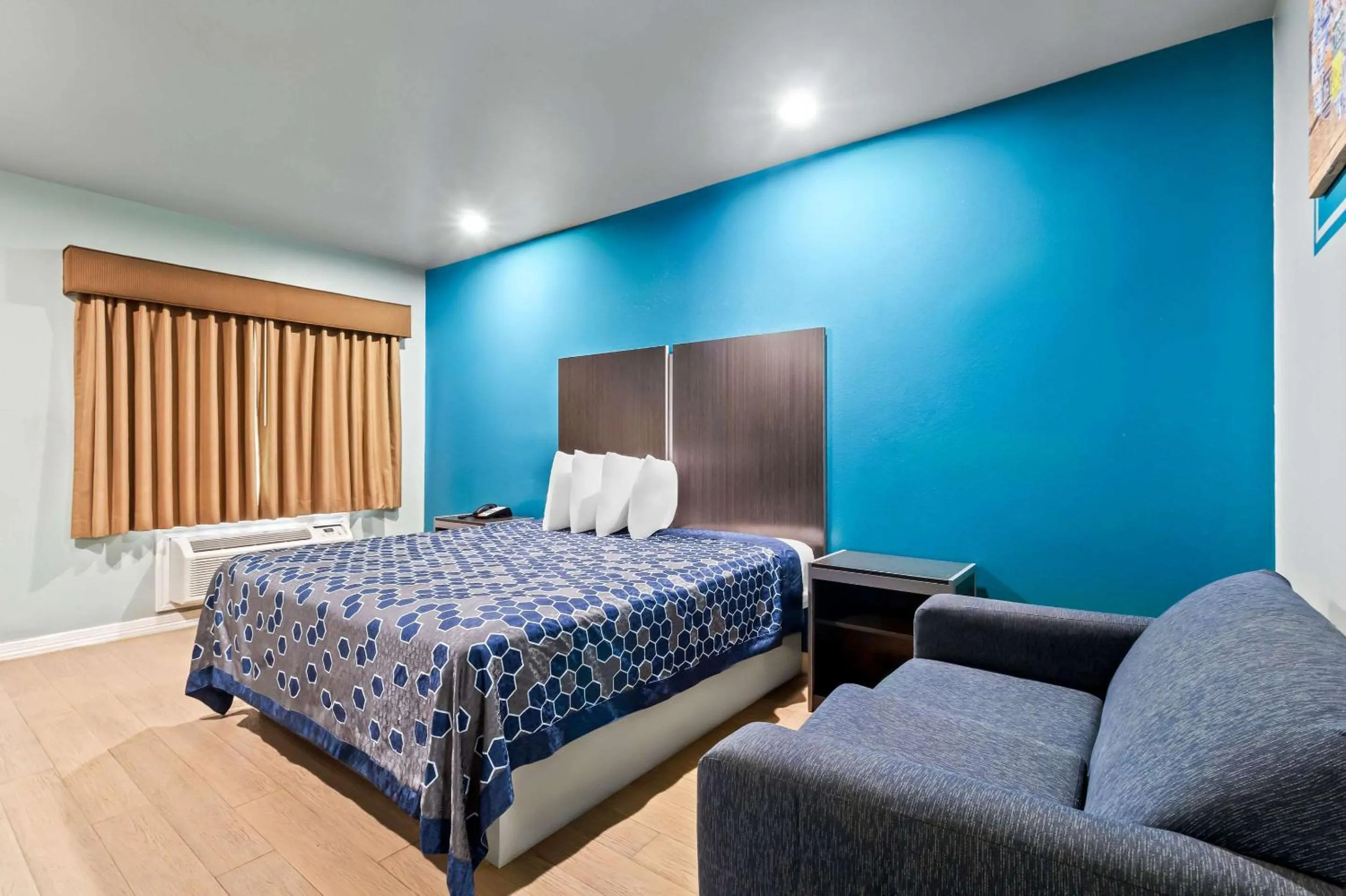 Bedroom, Bed in Econo Lodge Inn & Suites Channelview - Houston East