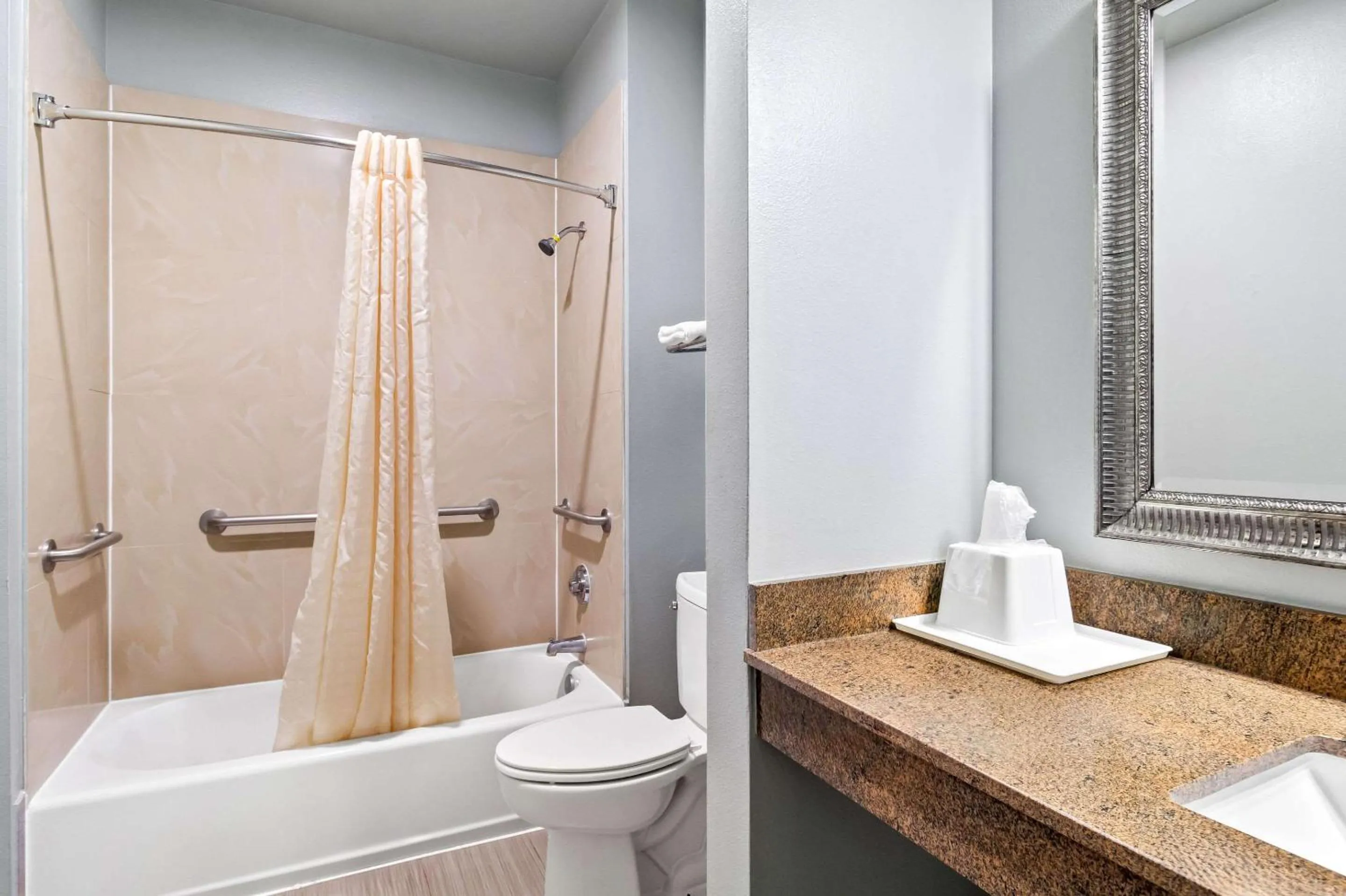 Bedroom in Econo Lodge Inn & Suites Channelview - Houston East