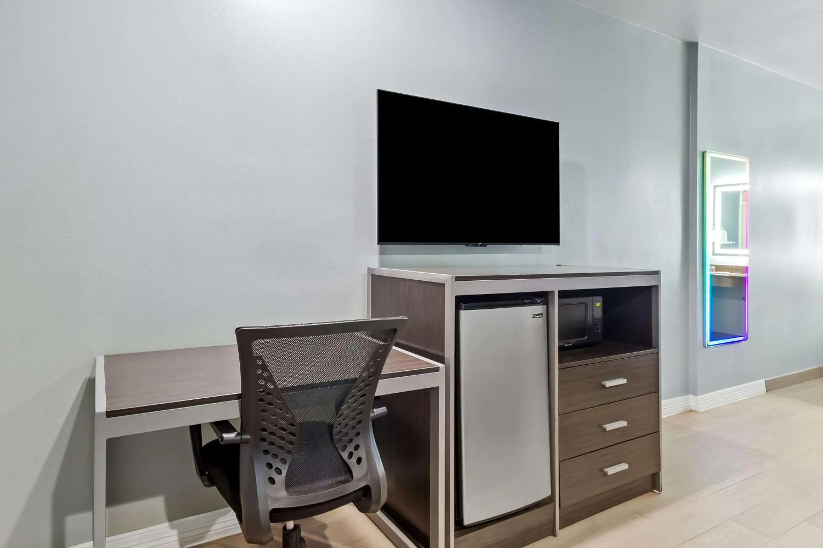 Bedroom in Econo Lodge Inn & Suites Channelview - Houston East