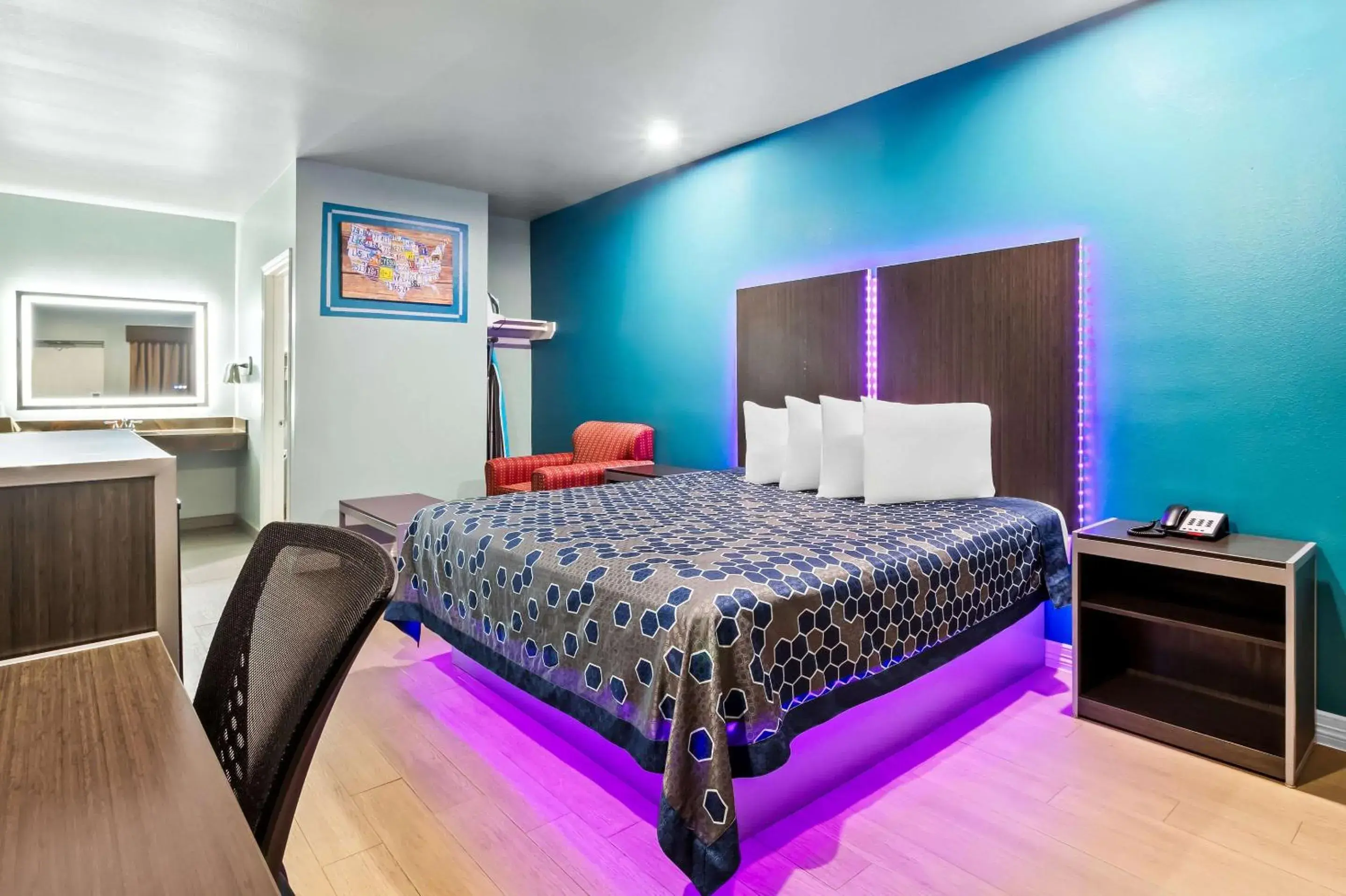 King Room - Smoking in Econo Lodge Inn & Suites King Room - Smoking in Econo Lodge Inn & Suites