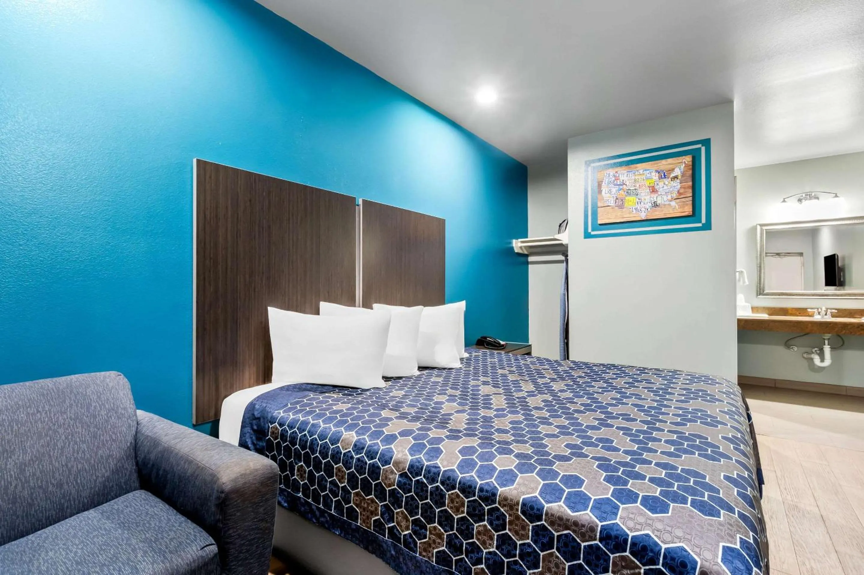 Bedroom, Bed in Econo Lodge Inn & Suites Channelview - Houston East