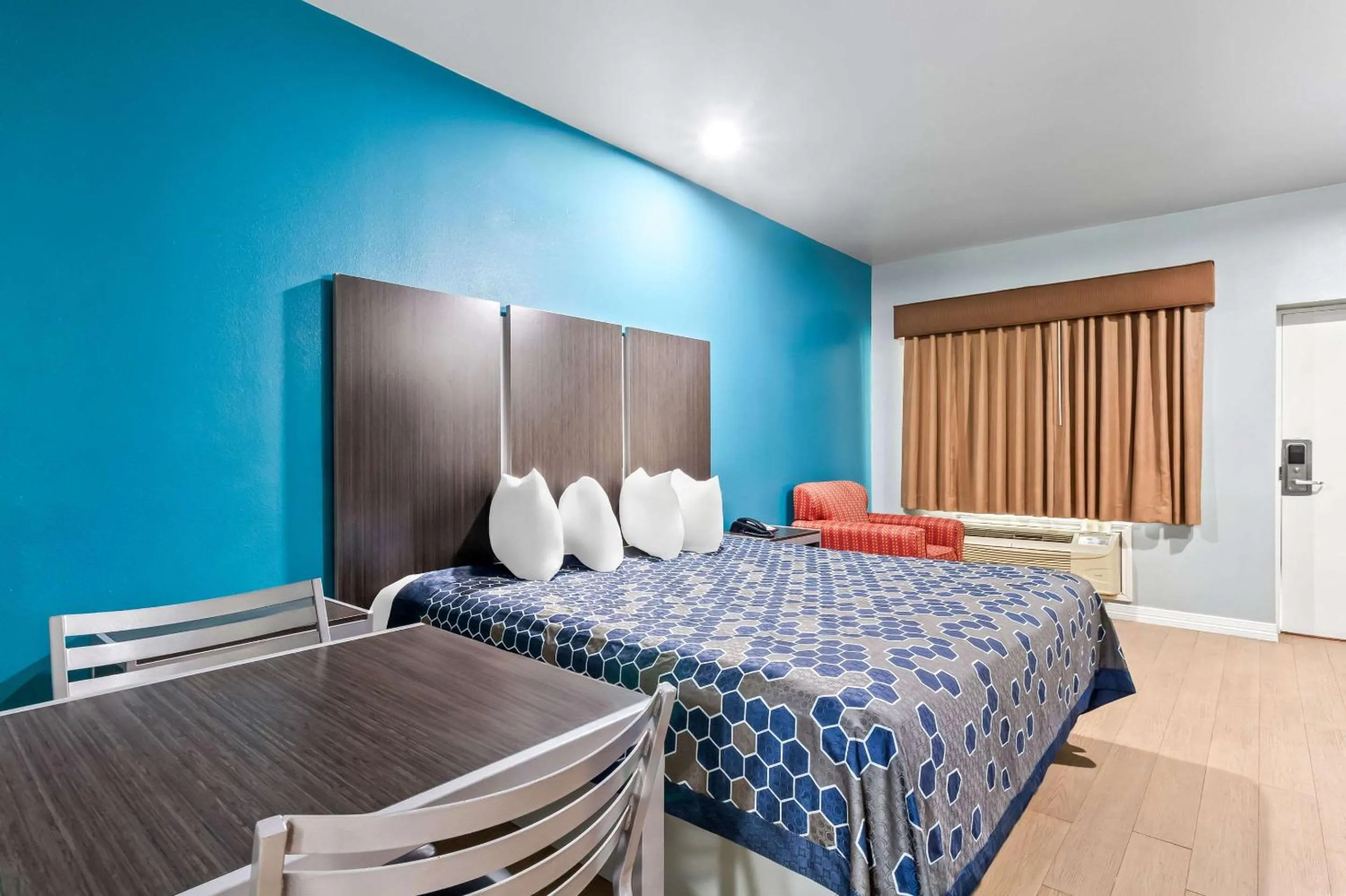 Bedroom, Bed in Econo Lodge Inn & Suites Channelview - Houston East