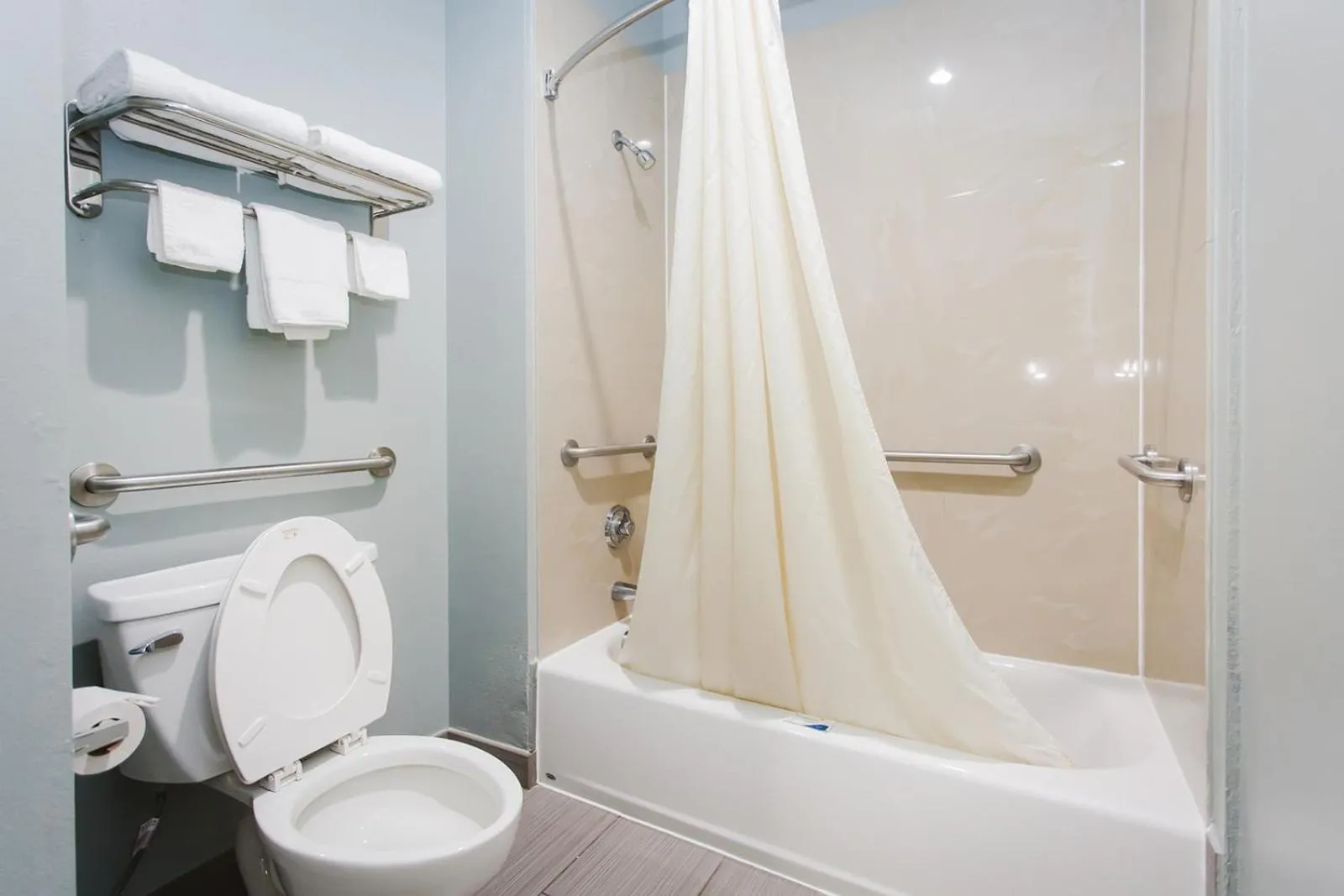 Bathroom in Econo Lodge Inn & Suites Channelview - Houston East