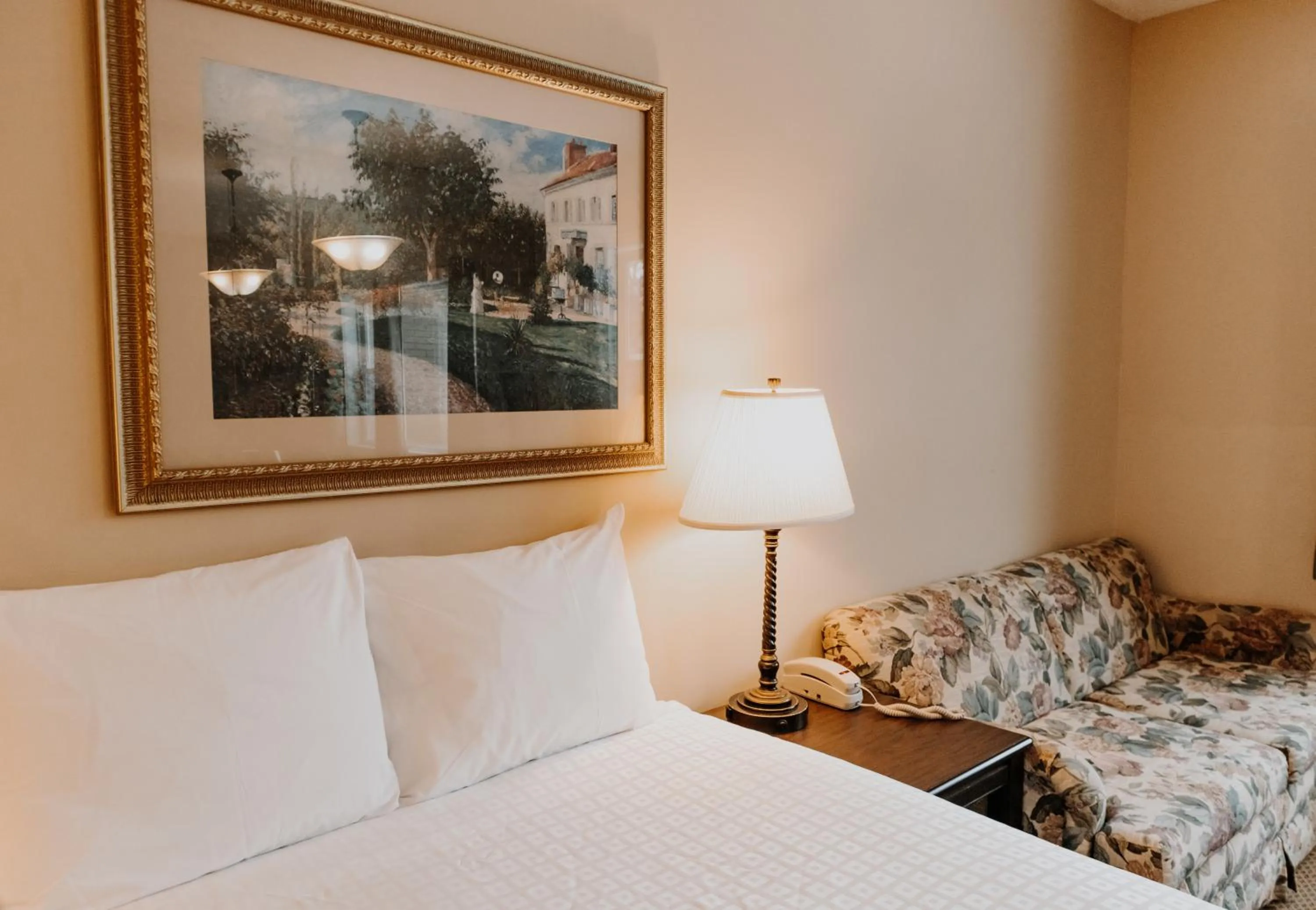 Bed in Carriage House Country Club