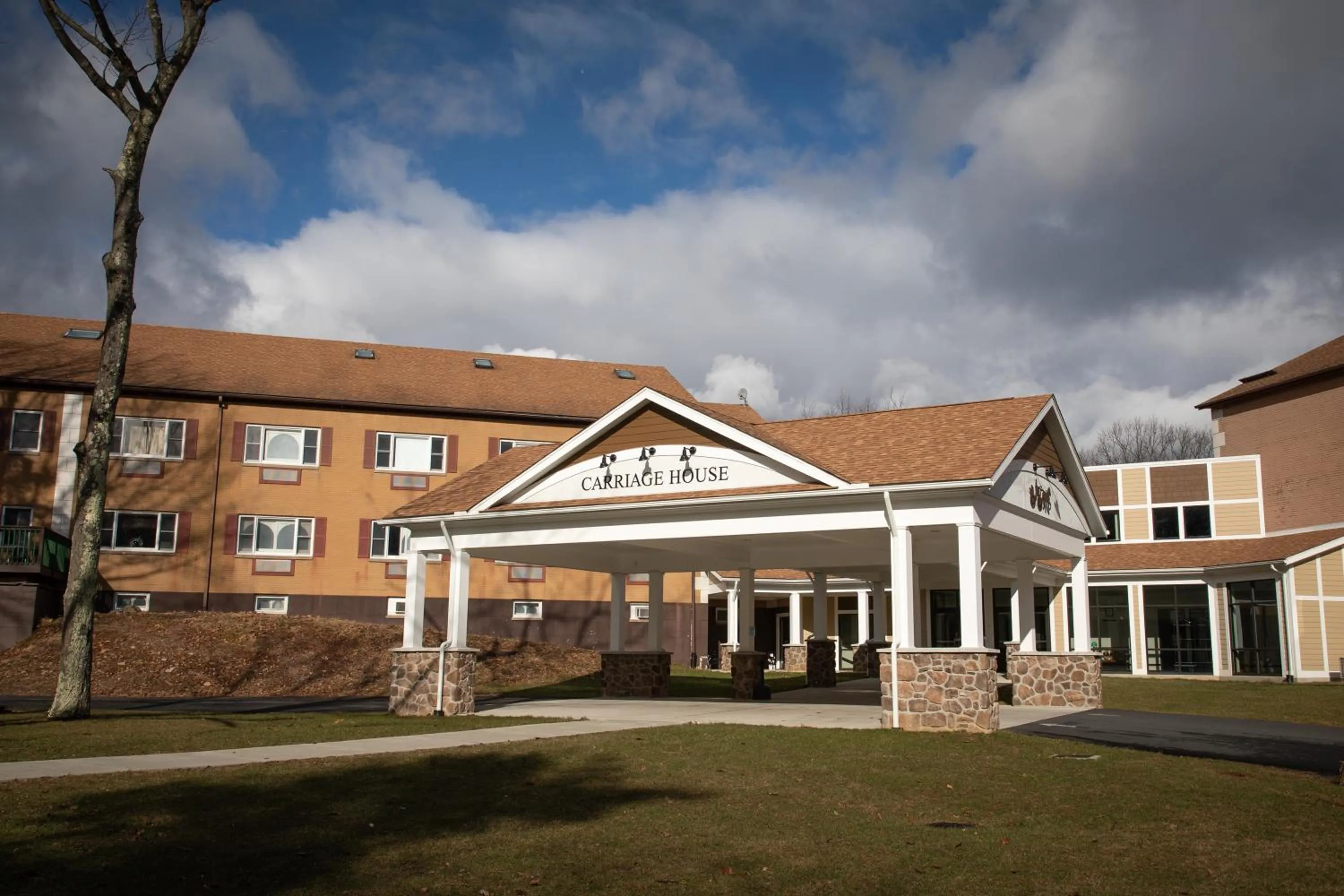 Facade/entrance in Carriage House Country Club