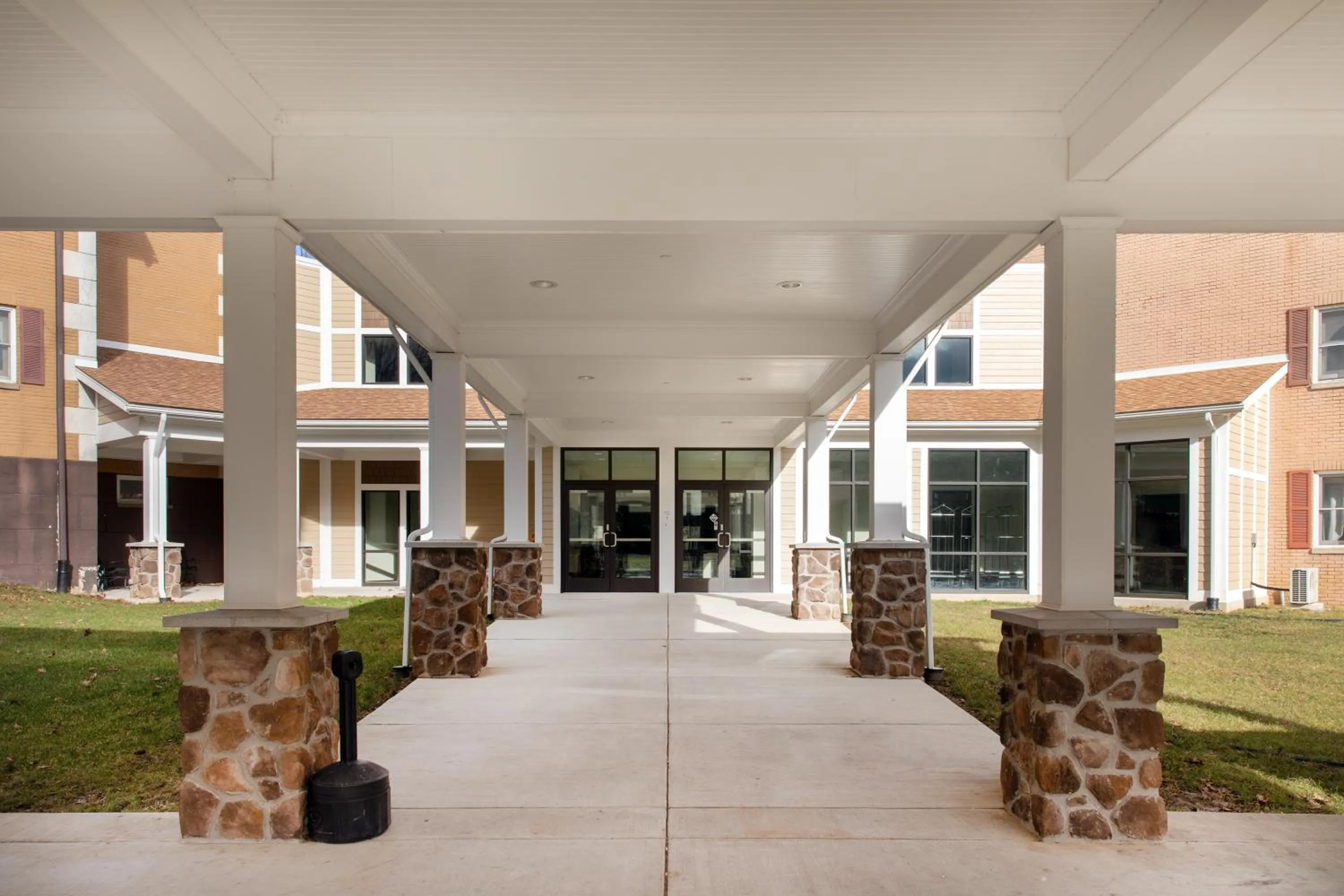 Facade/entrance in Carriage House Country Club