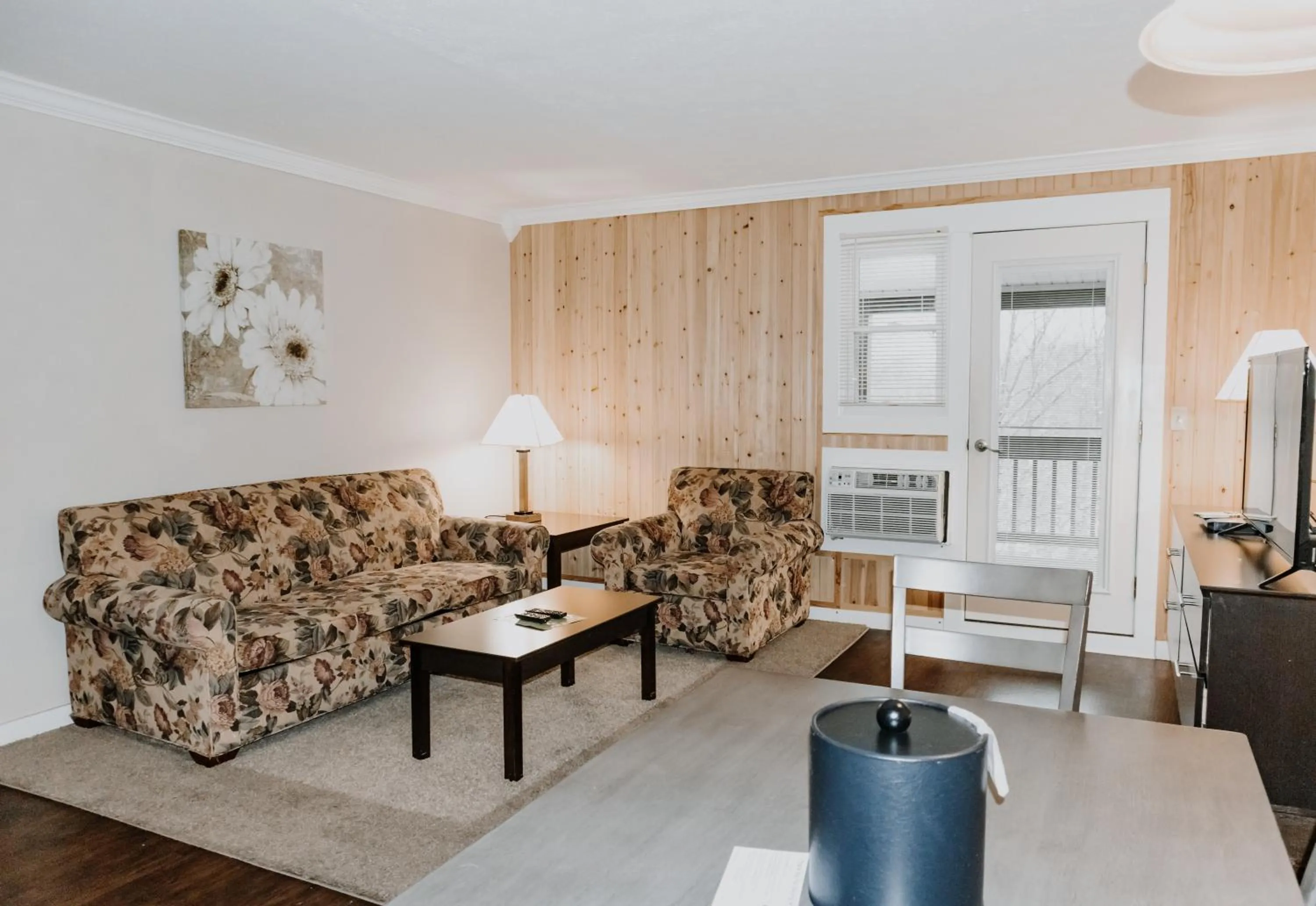 Living room in Carriage House Country Club