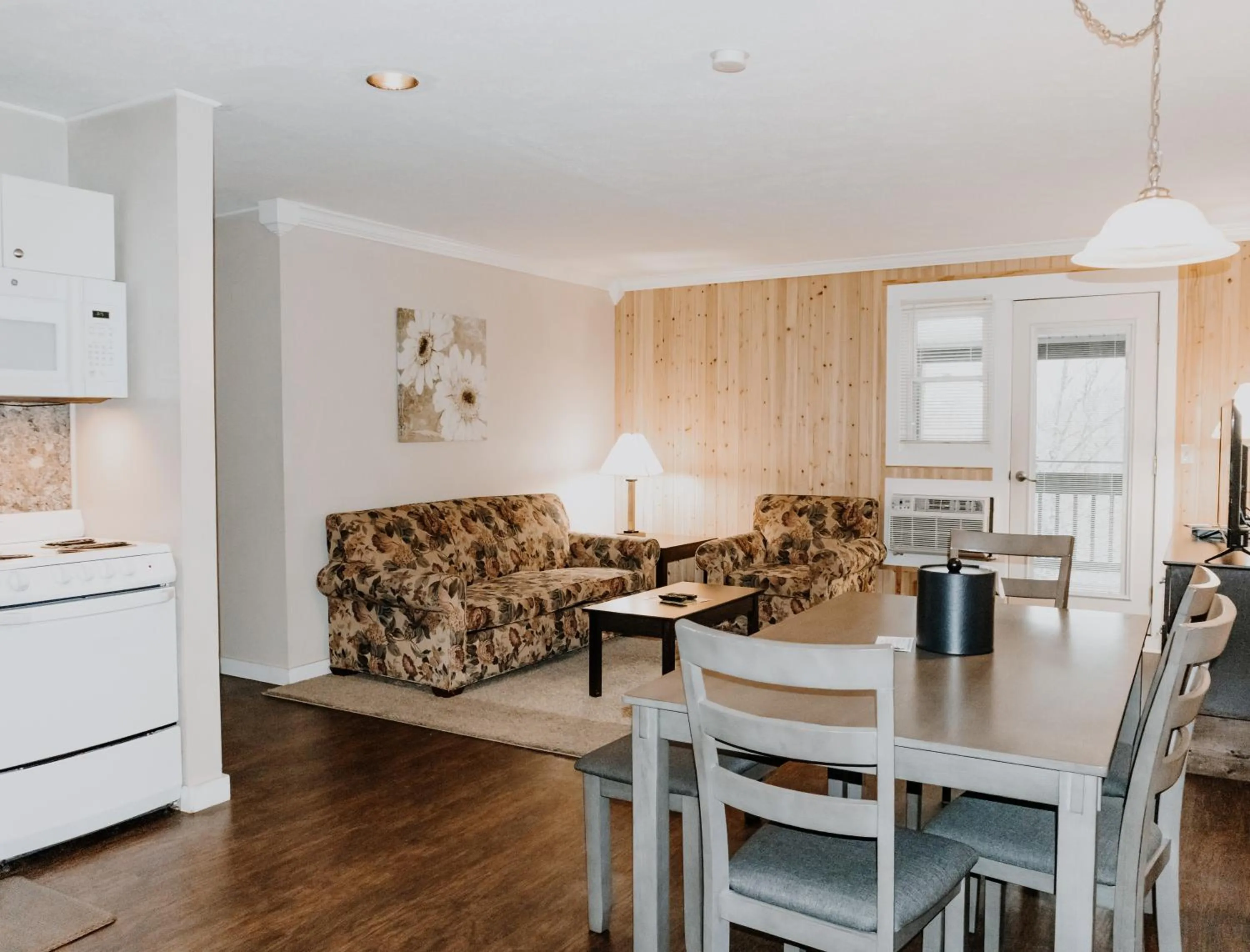 Kitchen or kitchenette in Carriage House Country Club