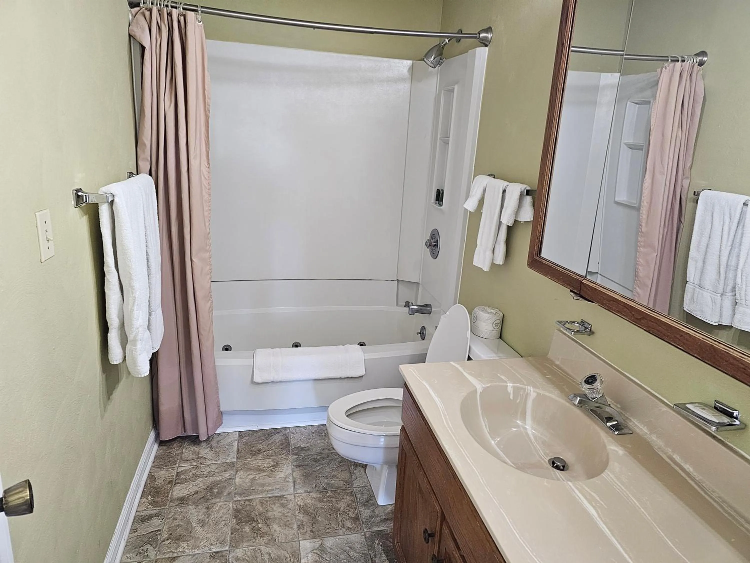 Bathroom in Lakeview Golf Resort