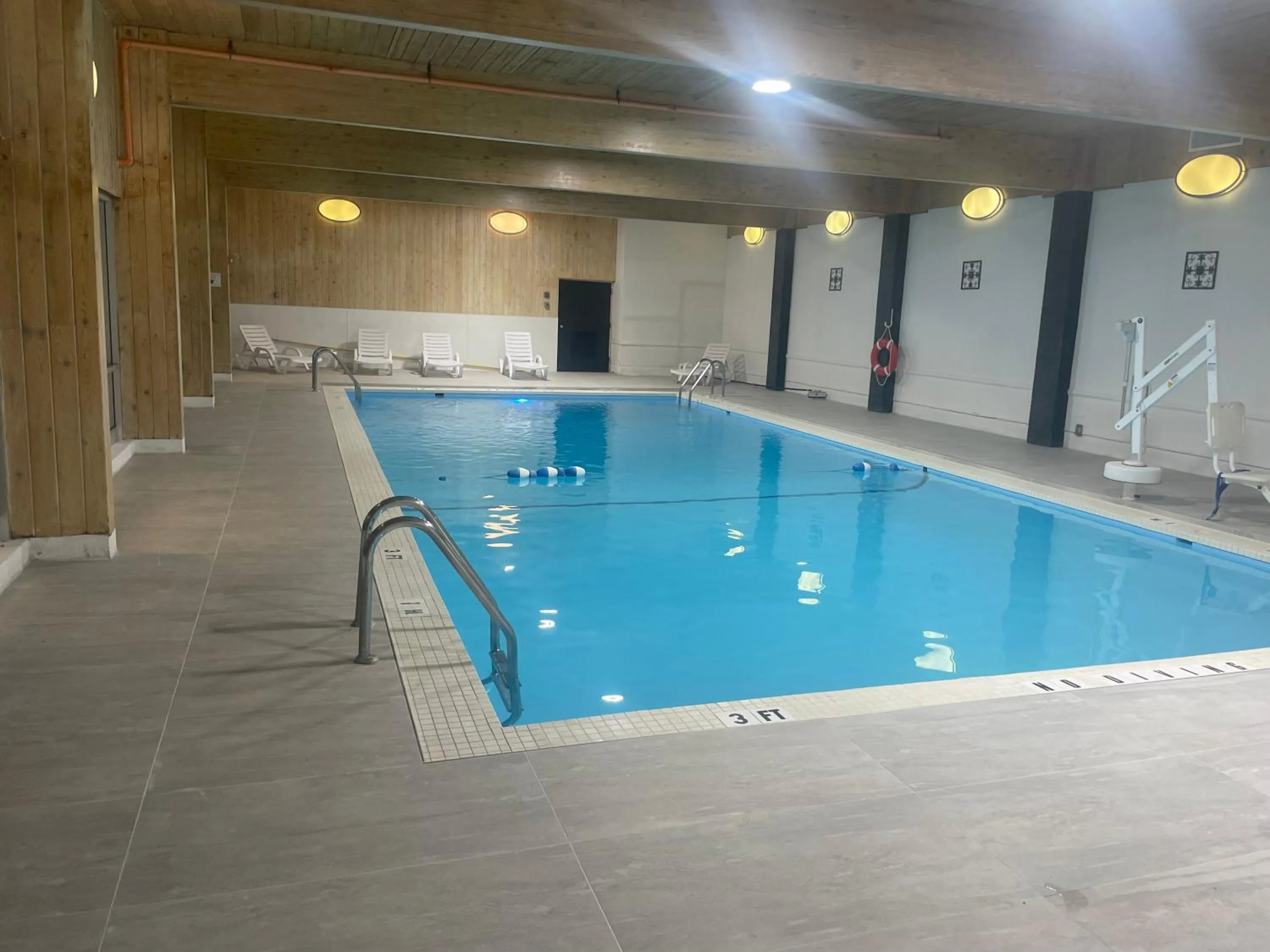 Swimming pool in Lakeview Golf Resort