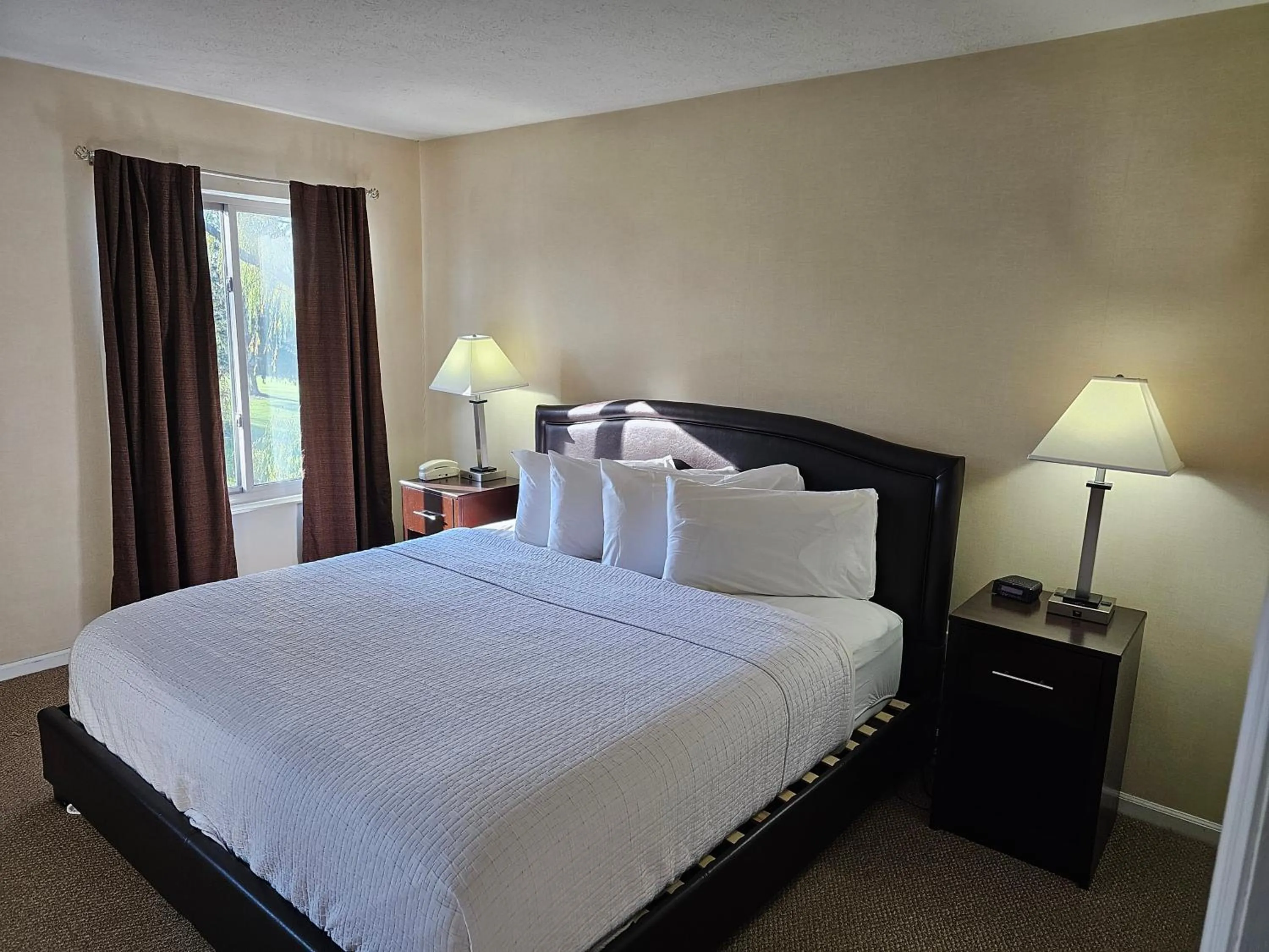 Bedroom, Bed in Lakeview Golf Resort