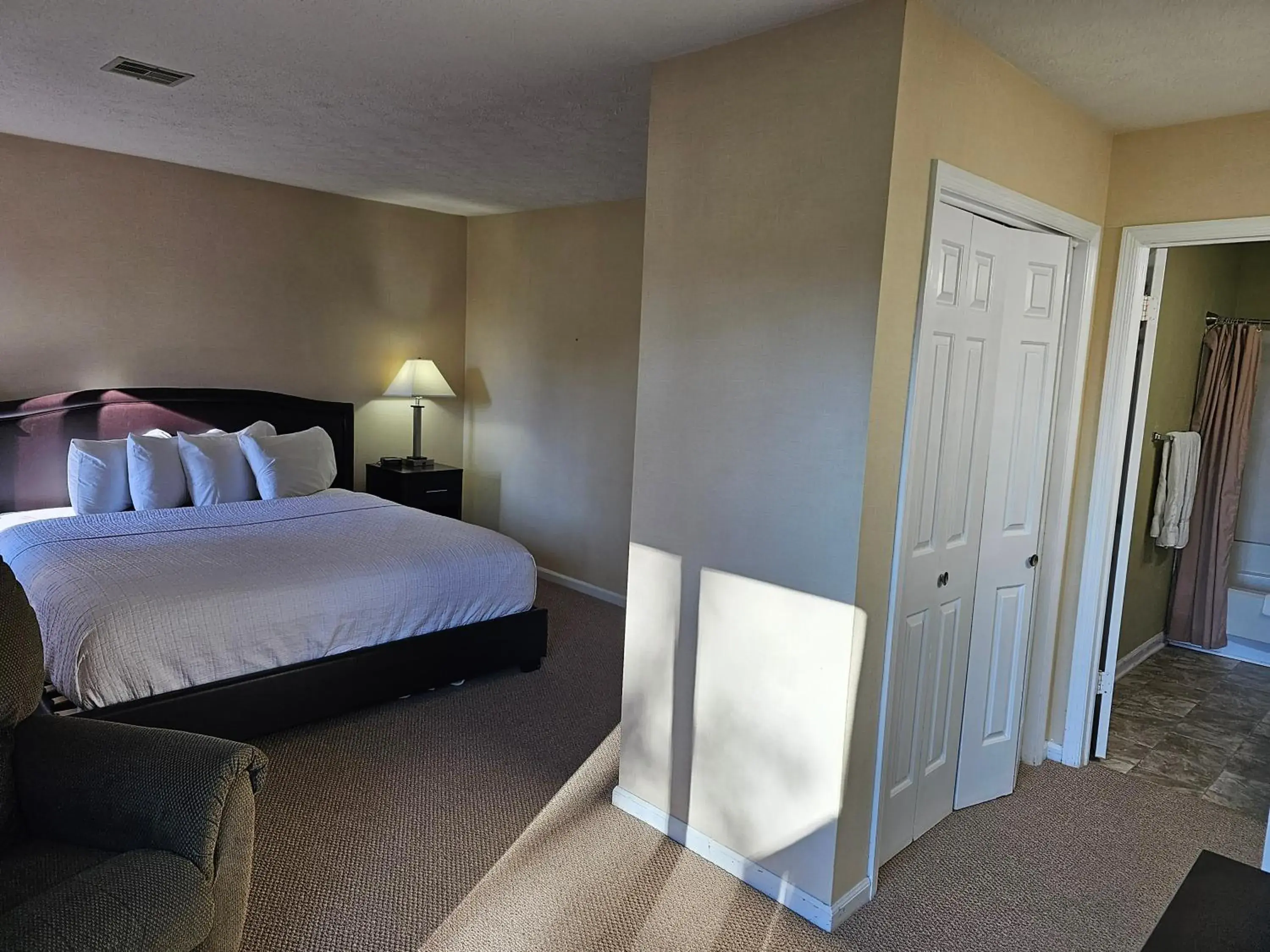 Bedroom, Bed in Lakeview Golf Resort Bedroom, Bed in Lakeview Golf Resort