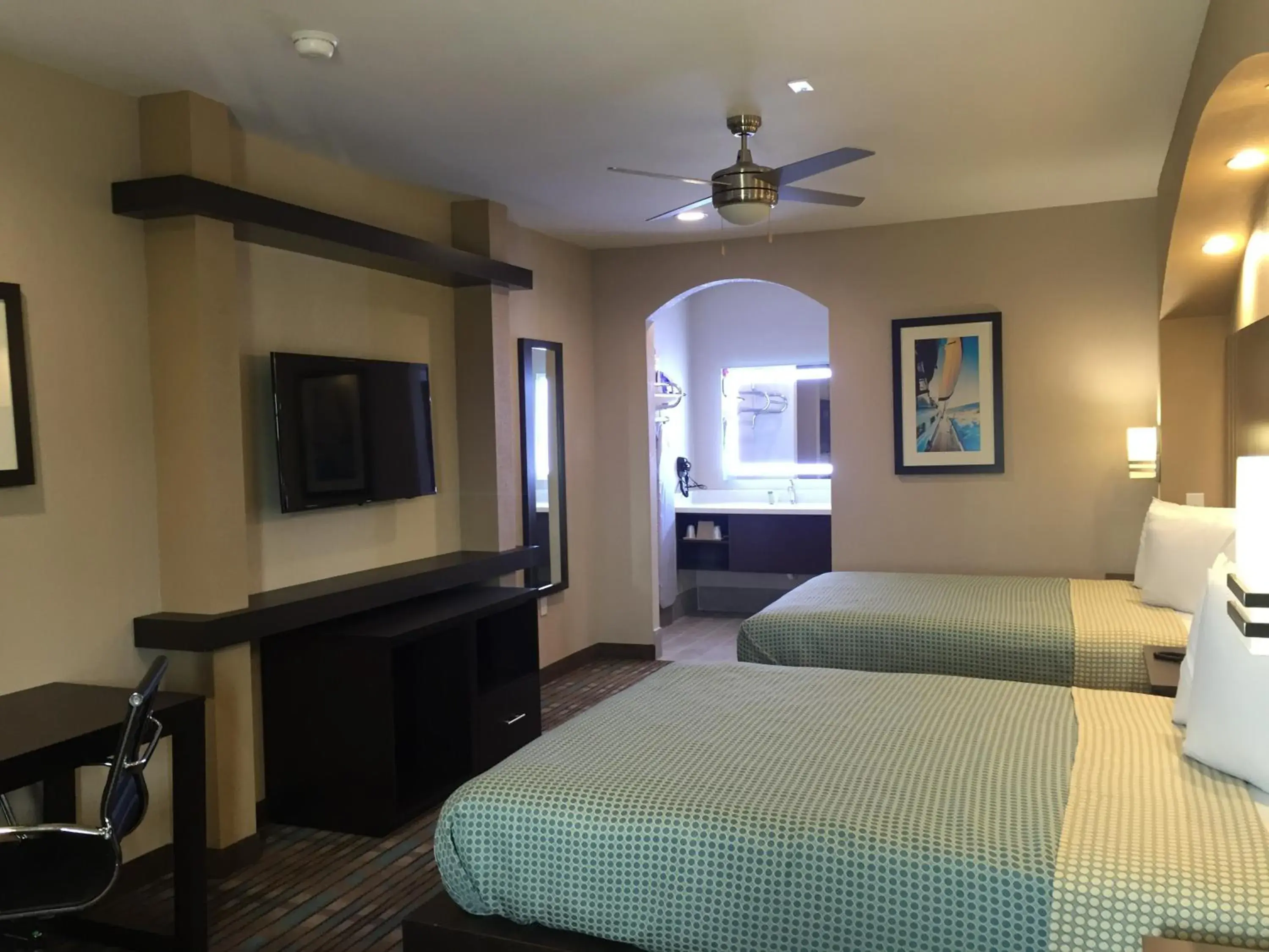 Bed in Econo Lodge Inn & Suites Houston