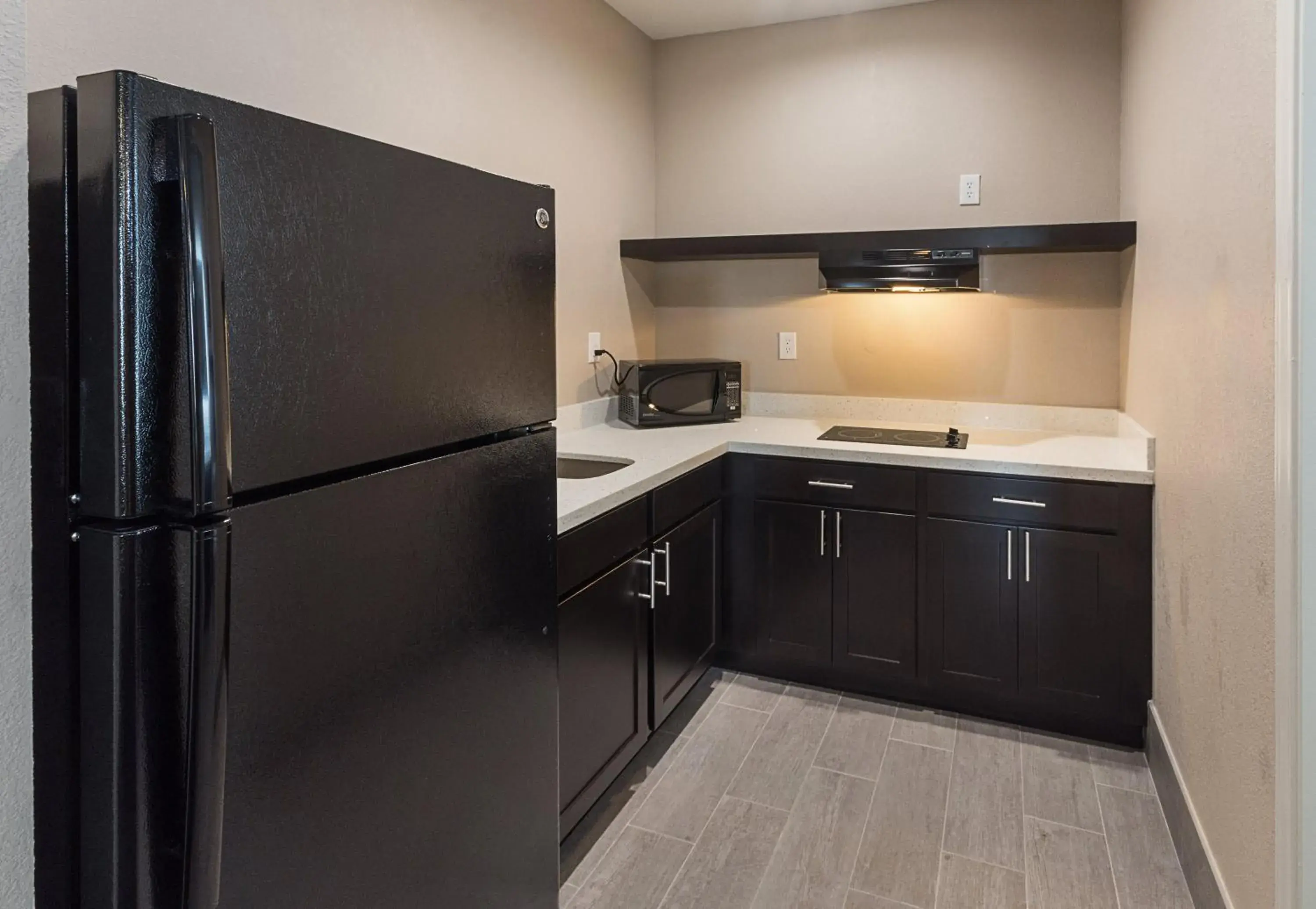 Kitchen or kitchenette, Kitchen/Kitchenette in Econo Lodge Inn & Suites Houston