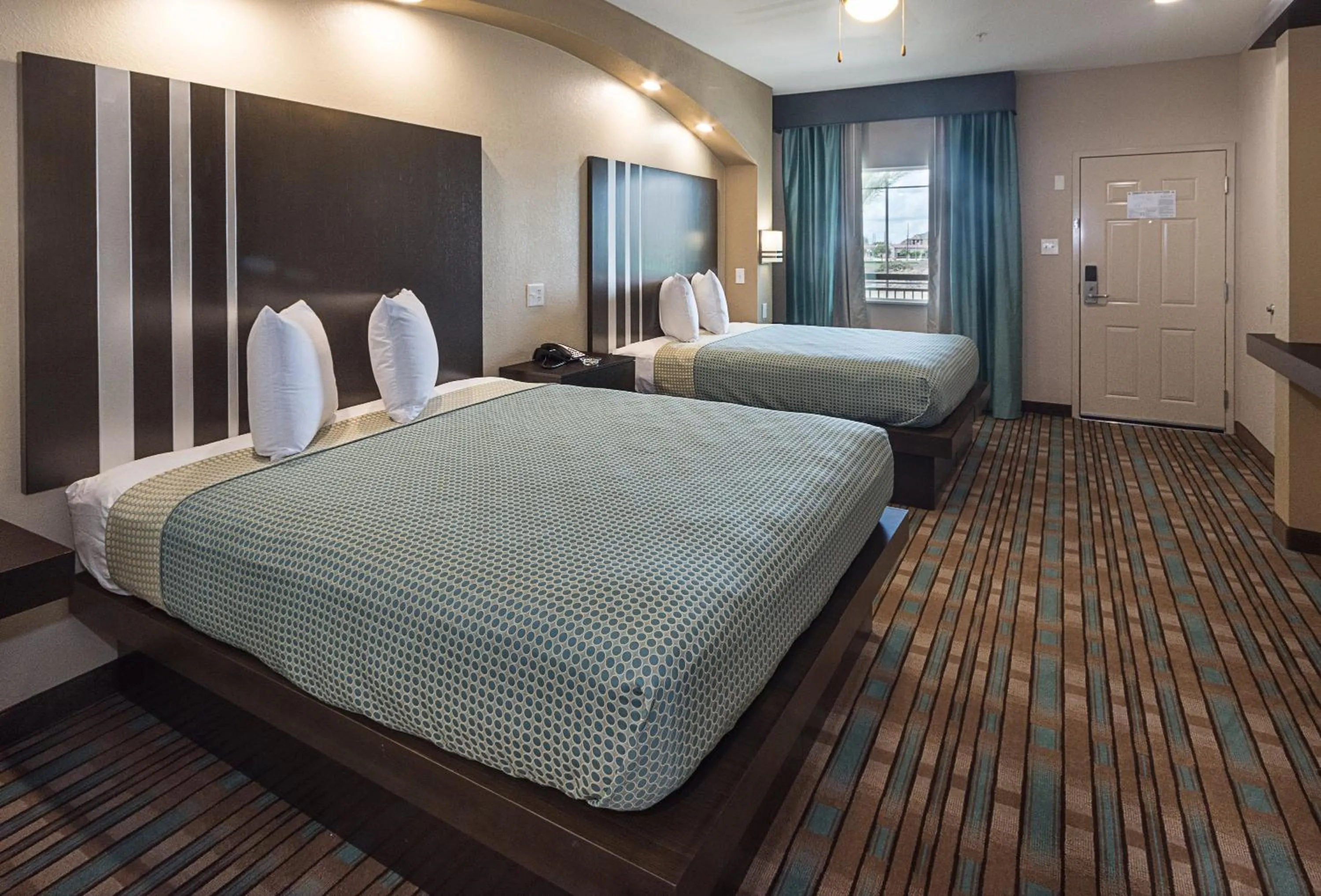 Photo of the whole room, Bed in Econo Lodge Inn & Suites Houston NW-Cy-Fair