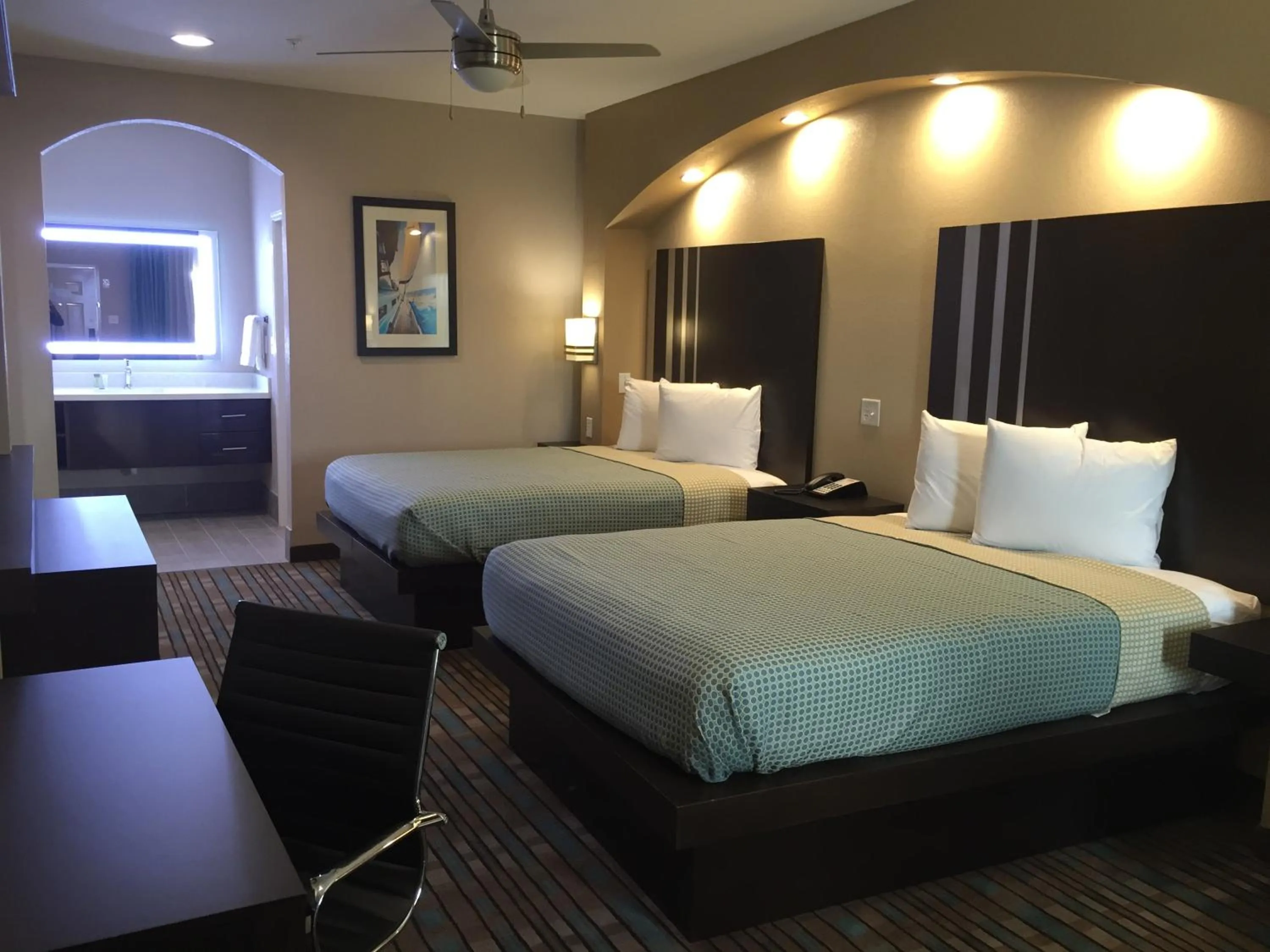 Bed in Econo Lodge Inn & Suites Houston NW-Cy-Fair